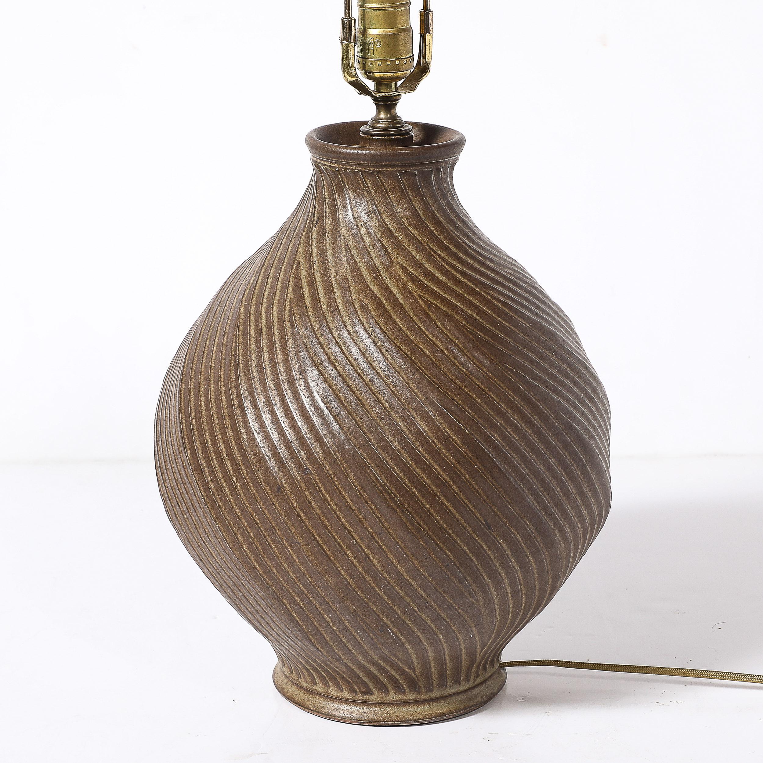 Lampada da tavolo con scanalature a spirale in ceramica color umido bruciato, in stile Mid-Century Modernist in vendita 3