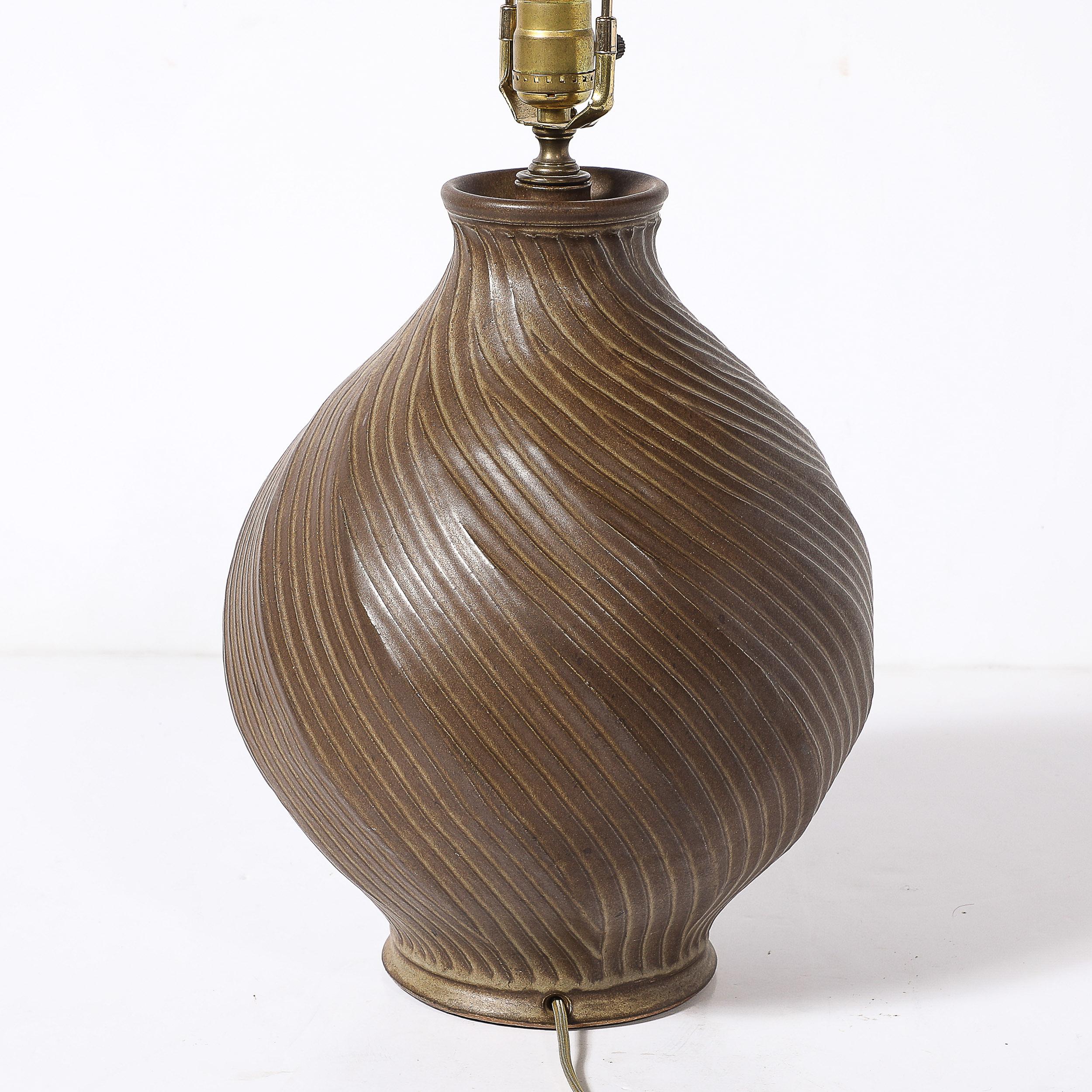 Lampada da tavolo con scanalature a spirale in ceramica color umido bruciato, in stile Mid-Century Modernist in vendita 5
