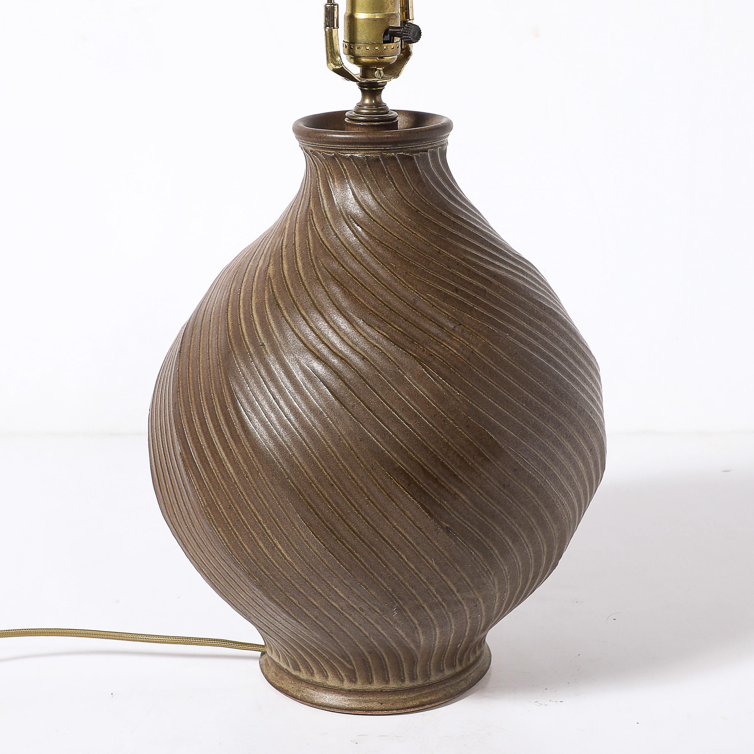 Lampada da tavolo con scanalature a spirale in ceramica color umido bruciato, in stile Mid-Century Modernist in vendita 6