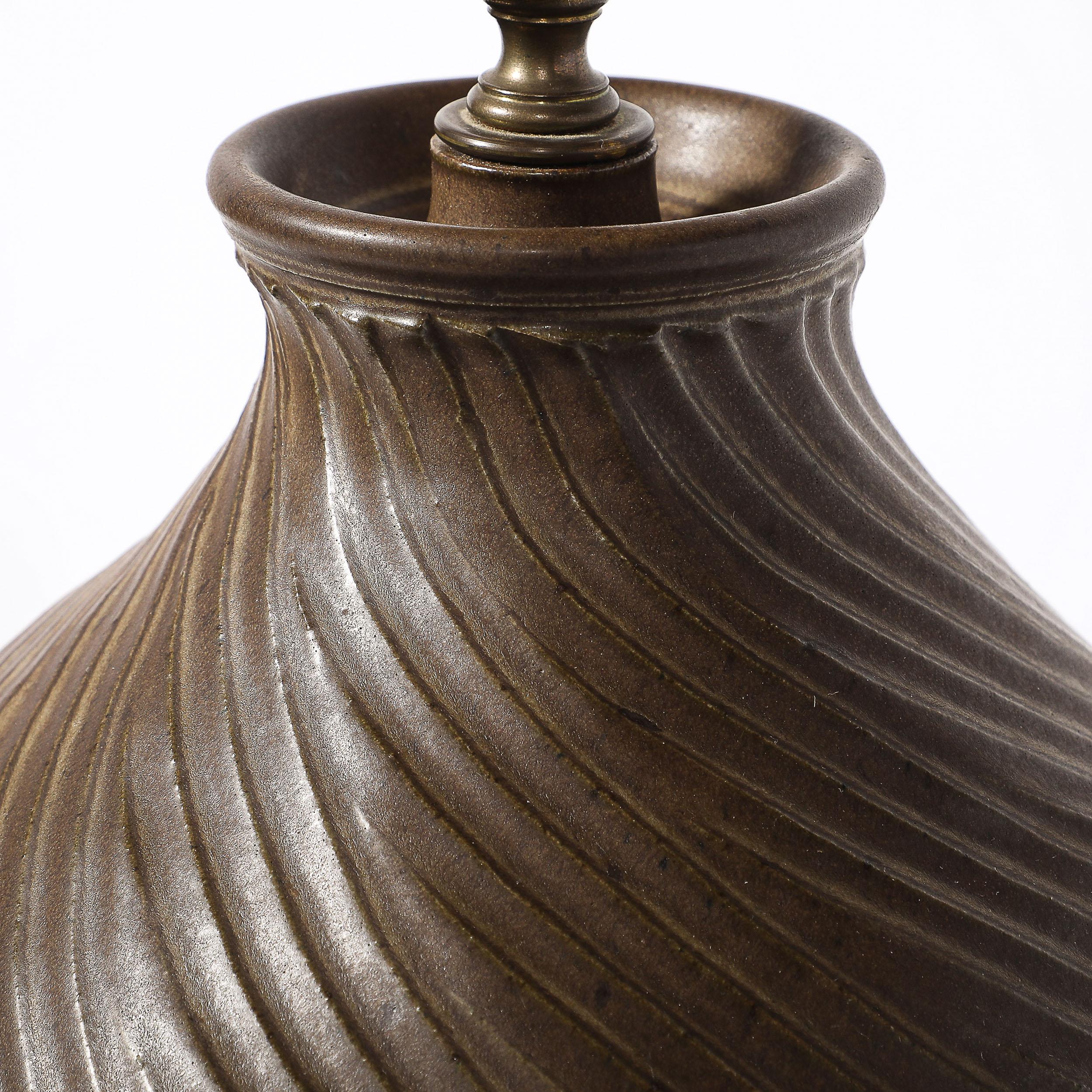Lampada da tavolo con scanalature a spirale in ceramica color umido bruciato, in stile Mid-Century Modernist in vendita 7