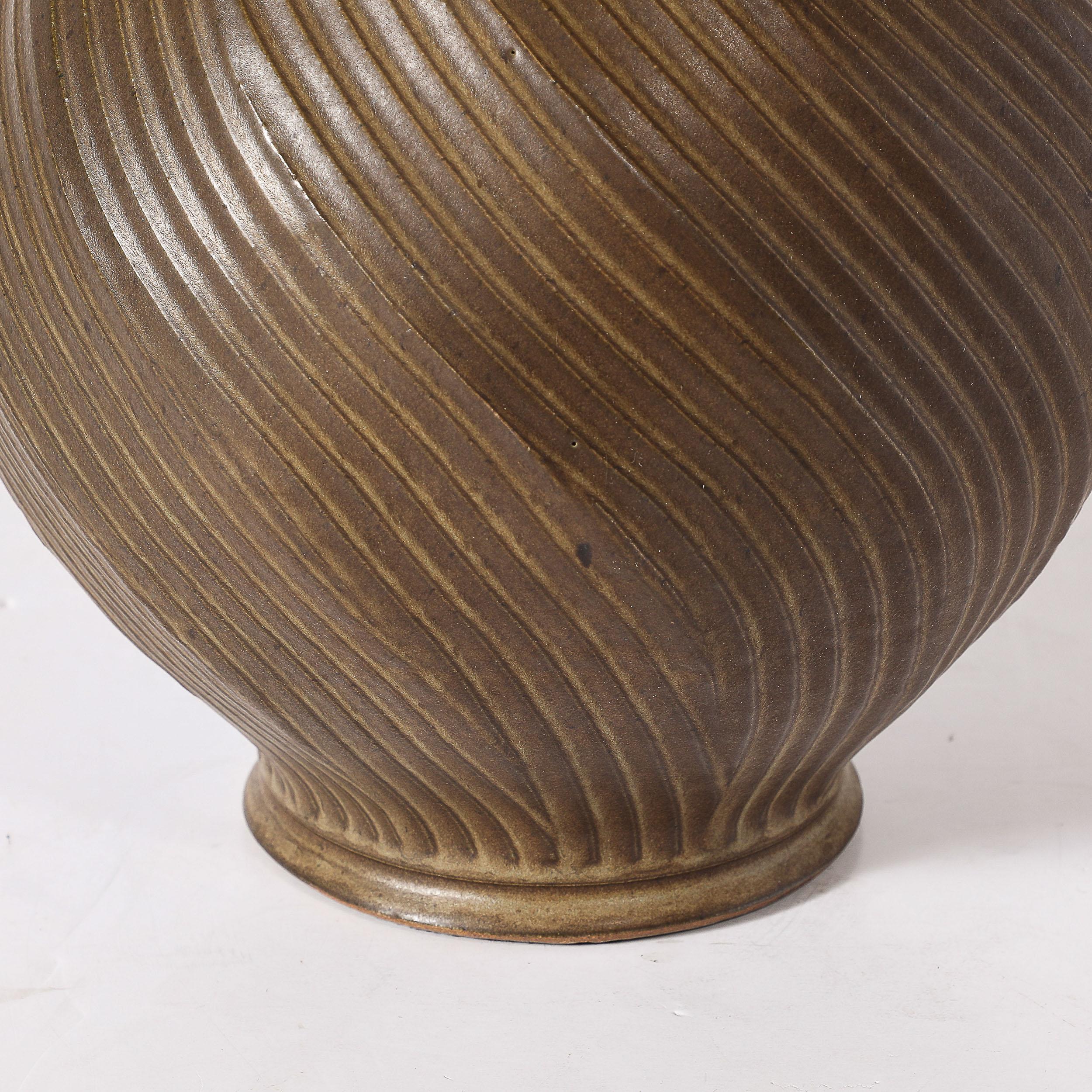 Mid-Century moderno Lampada da tavolo con scanalature a spirale in ceramica color umido bruciato, in stile Mid-Century Modernist in vendita