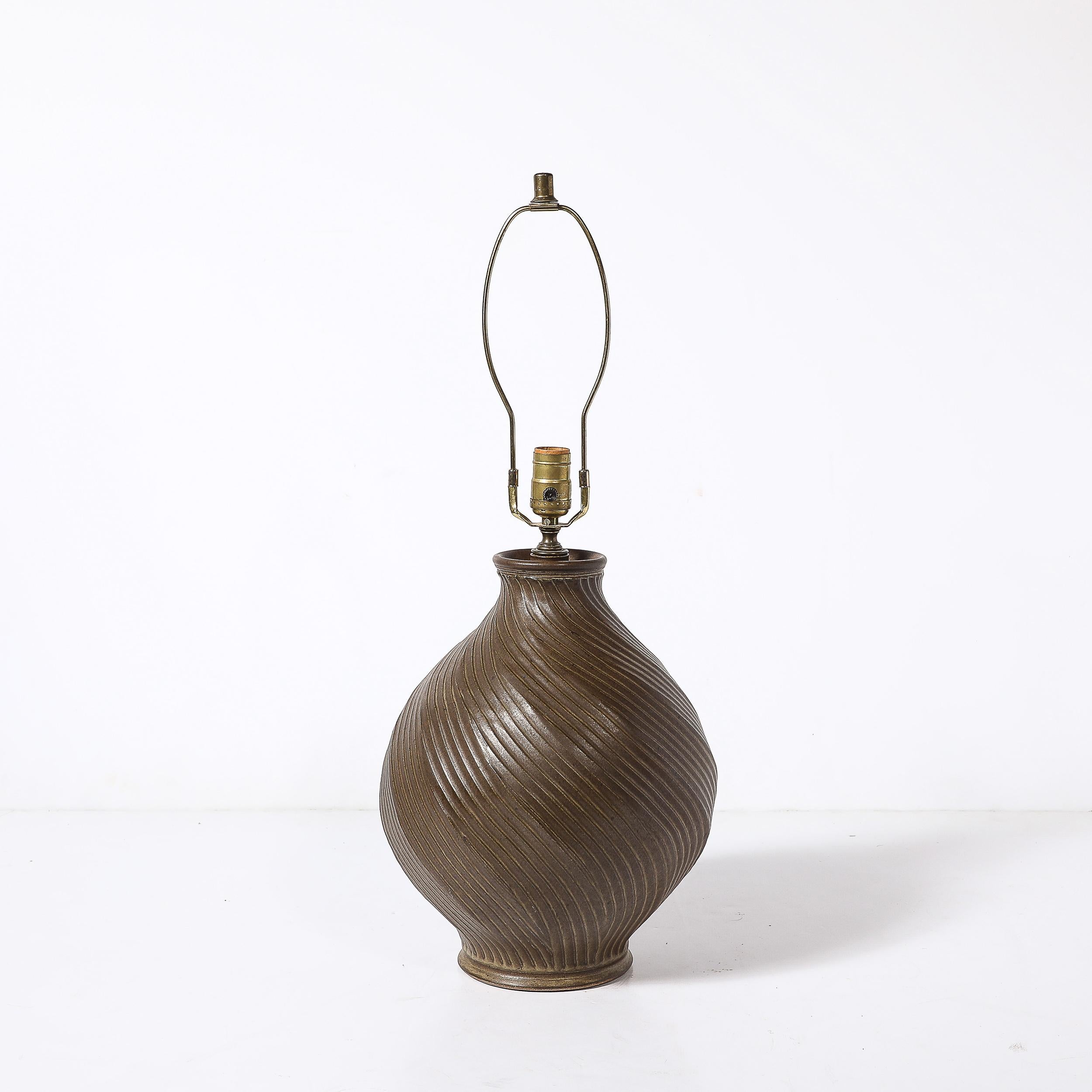 Americano Lampada da tavolo con scanalature a spirale in ceramica color umido bruciato, in stile Mid-Century Modernist in vendita