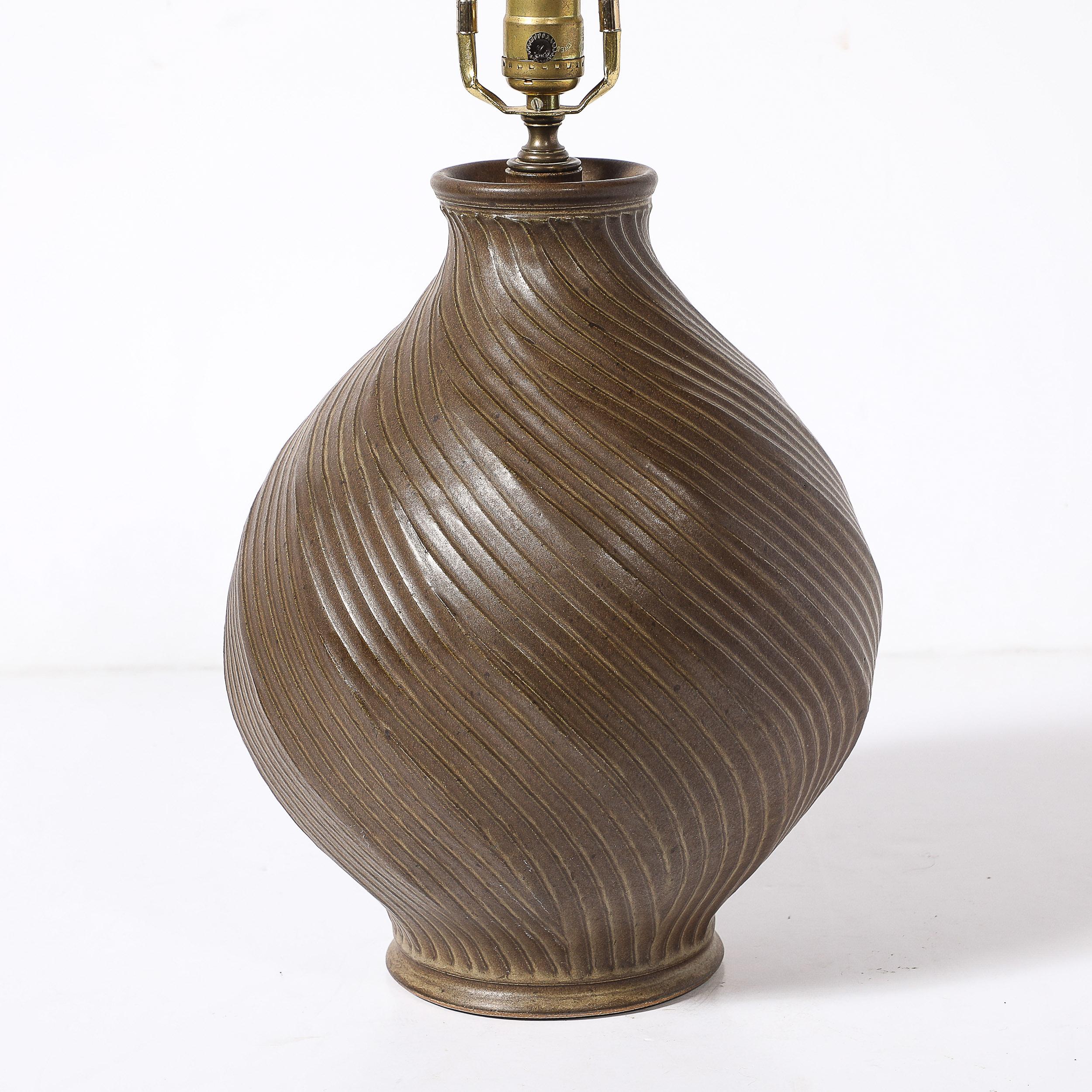 Lampada da tavolo con scanalature a spirale in ceramica color umido bruciato, in stile Mid-Century Modernist In condizioni ottime in vendita a New York, NY
