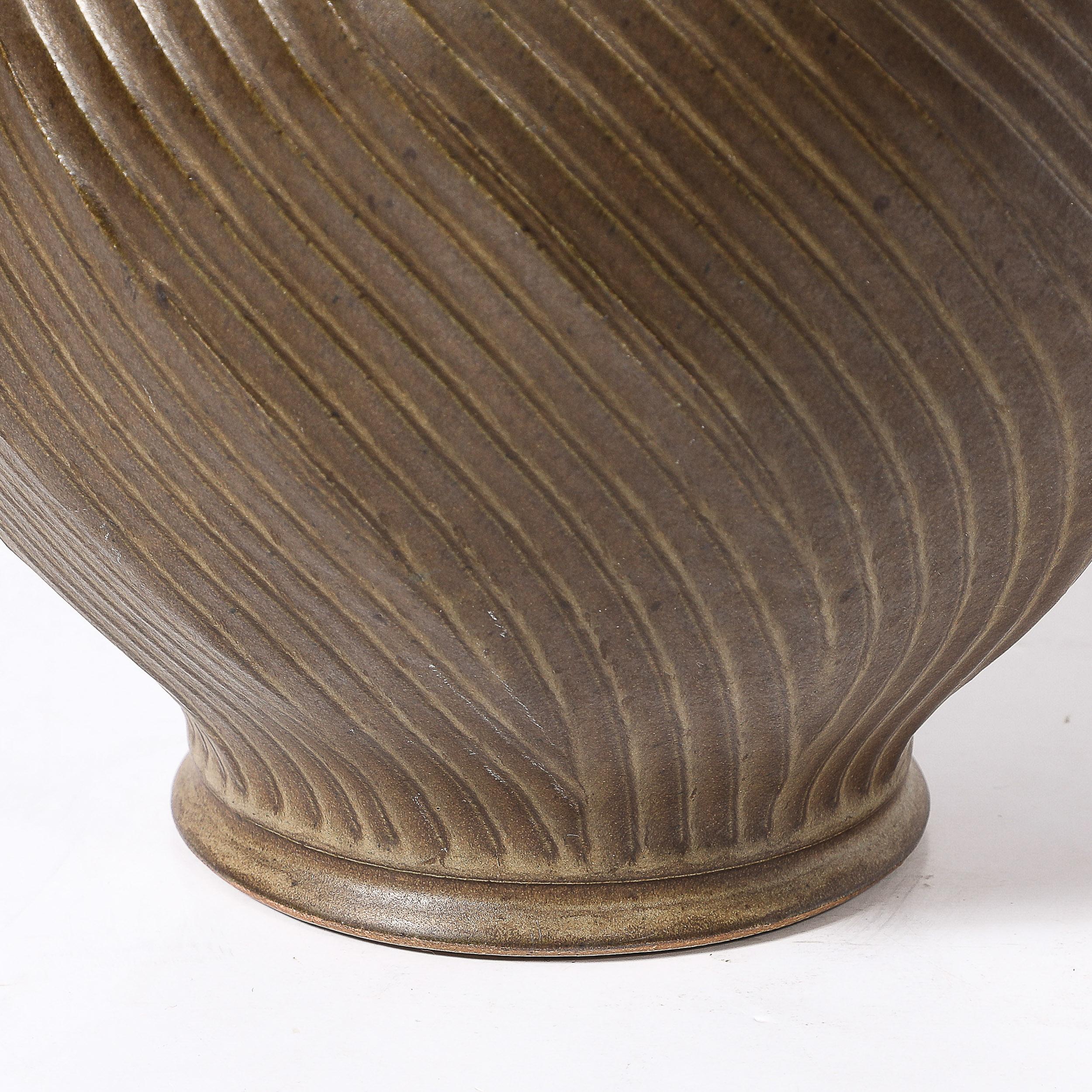 Metà XX secolo Lampada da tavolo con scanalature a spirale in ceramica color umido bruciato, in stile Mid-Century Modernist in vendita