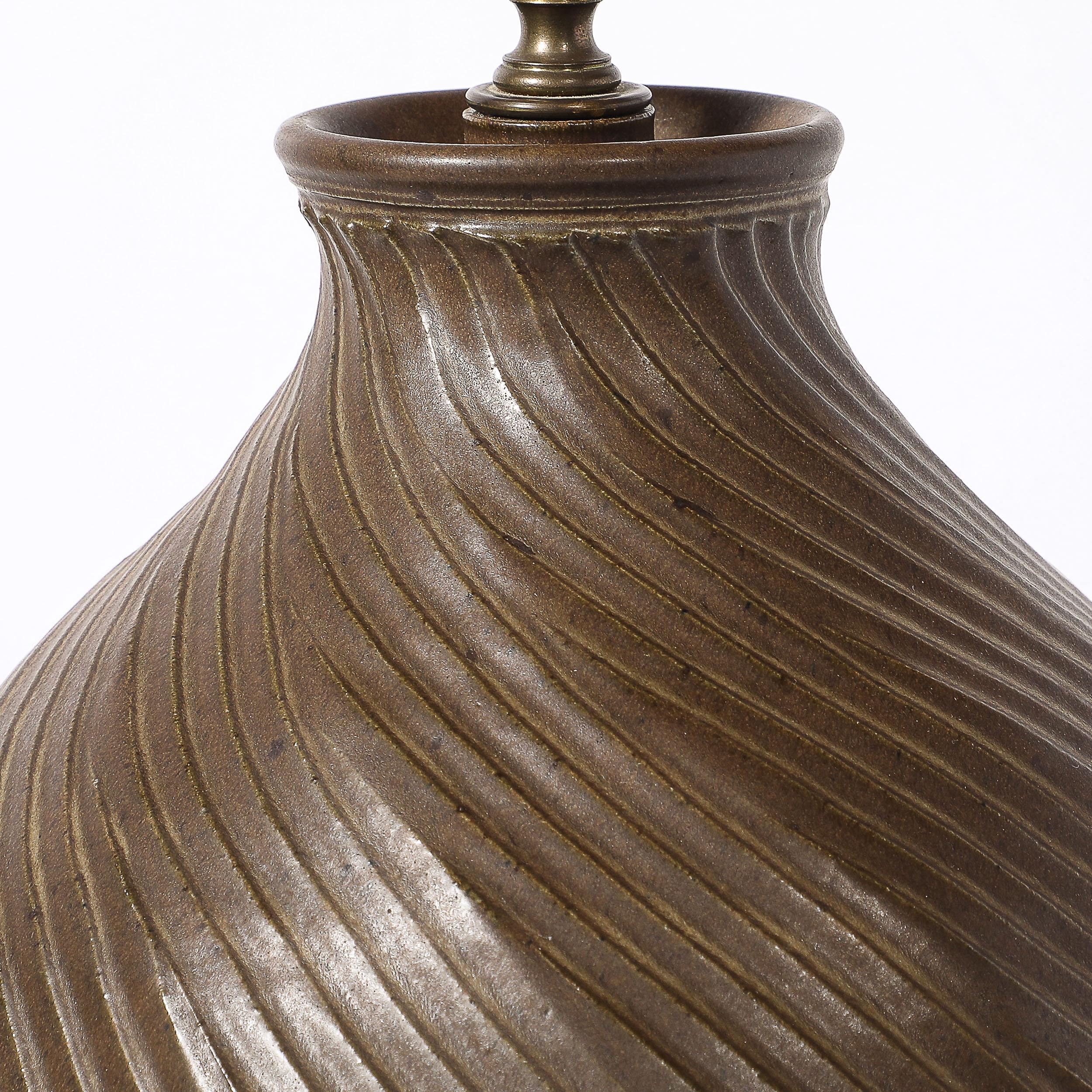 Ceramica Lampada da tavolo con scanalature a spirale in ceramica color umido bruciato, in stile Mid-Century Modernist in vendita