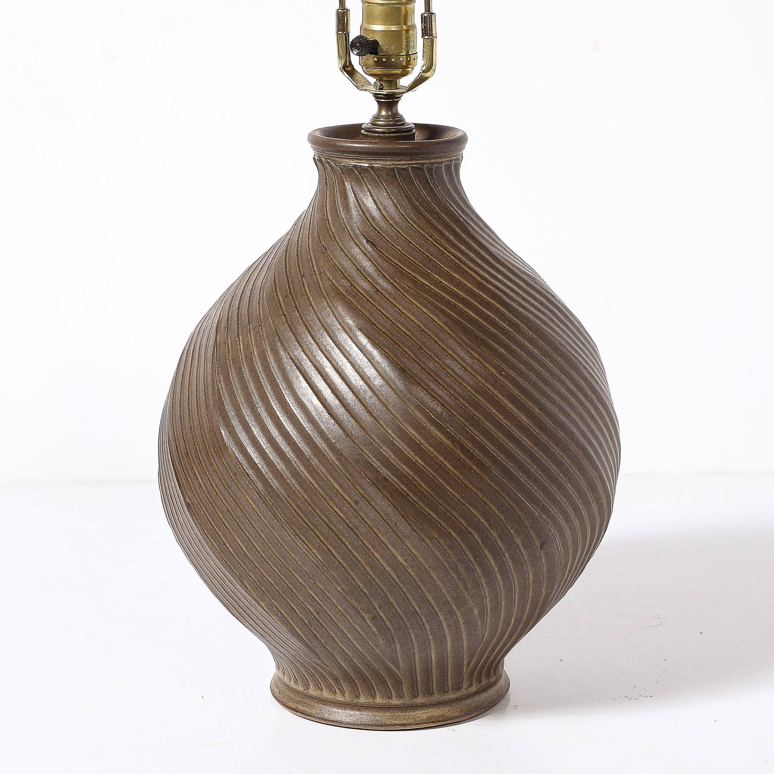 Lampada da tavolo con scanalature a spirale in ceramica color umido bruciato, in stile Mid-Century Modernist in vendita 1