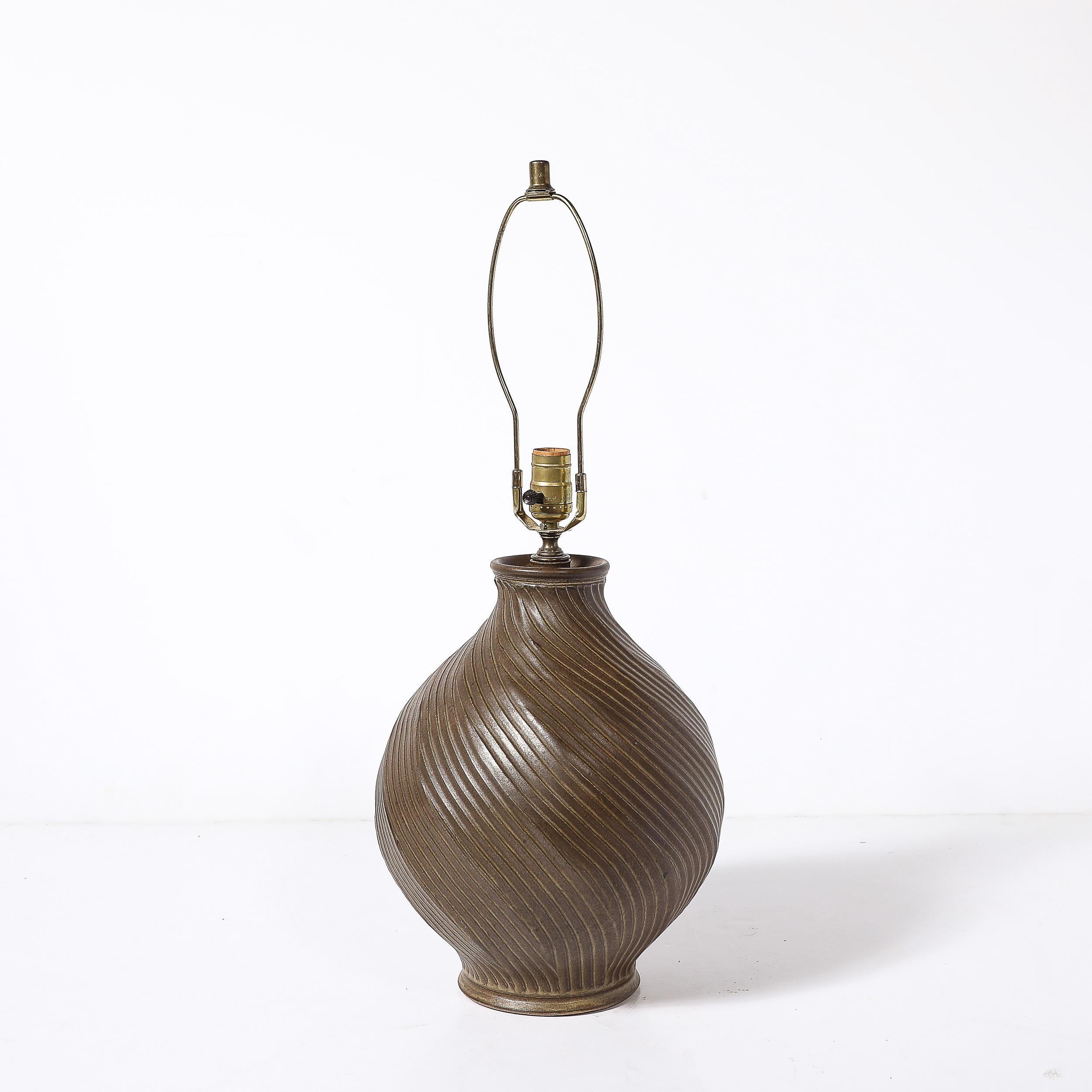 Lampada da tavolo con scanalature a spirale in ceramica color umido bruciato, in stile Mid-Century Modernist in vendita 2