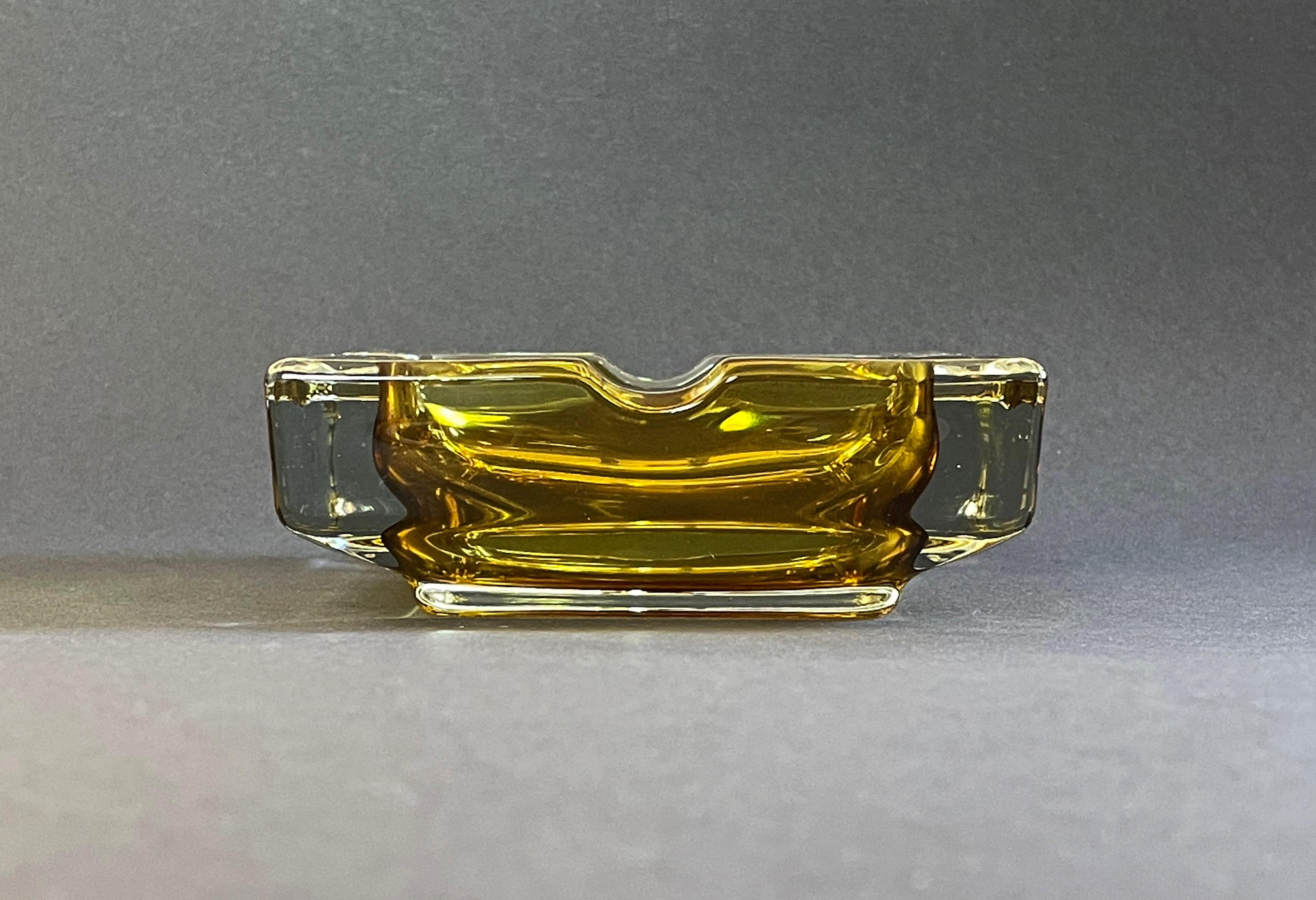 Posacenere quadrato modernista di metà secolo in vetro dorato e ambrato di Walther Glass, anni '70 In condizioni buone a Andernach, DE