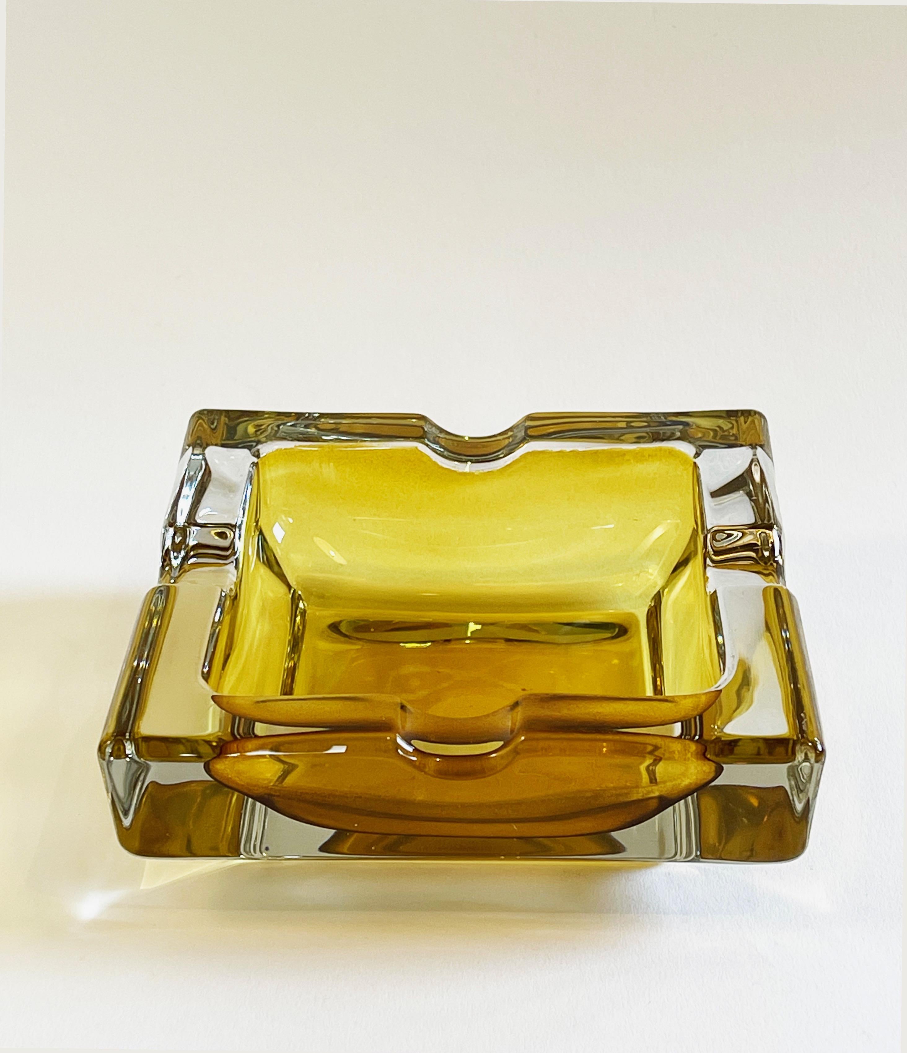 Vetro Posacenere quadrato modernista di metà secolo in vetro dorato e ambrato di Walther Glass, anni '70