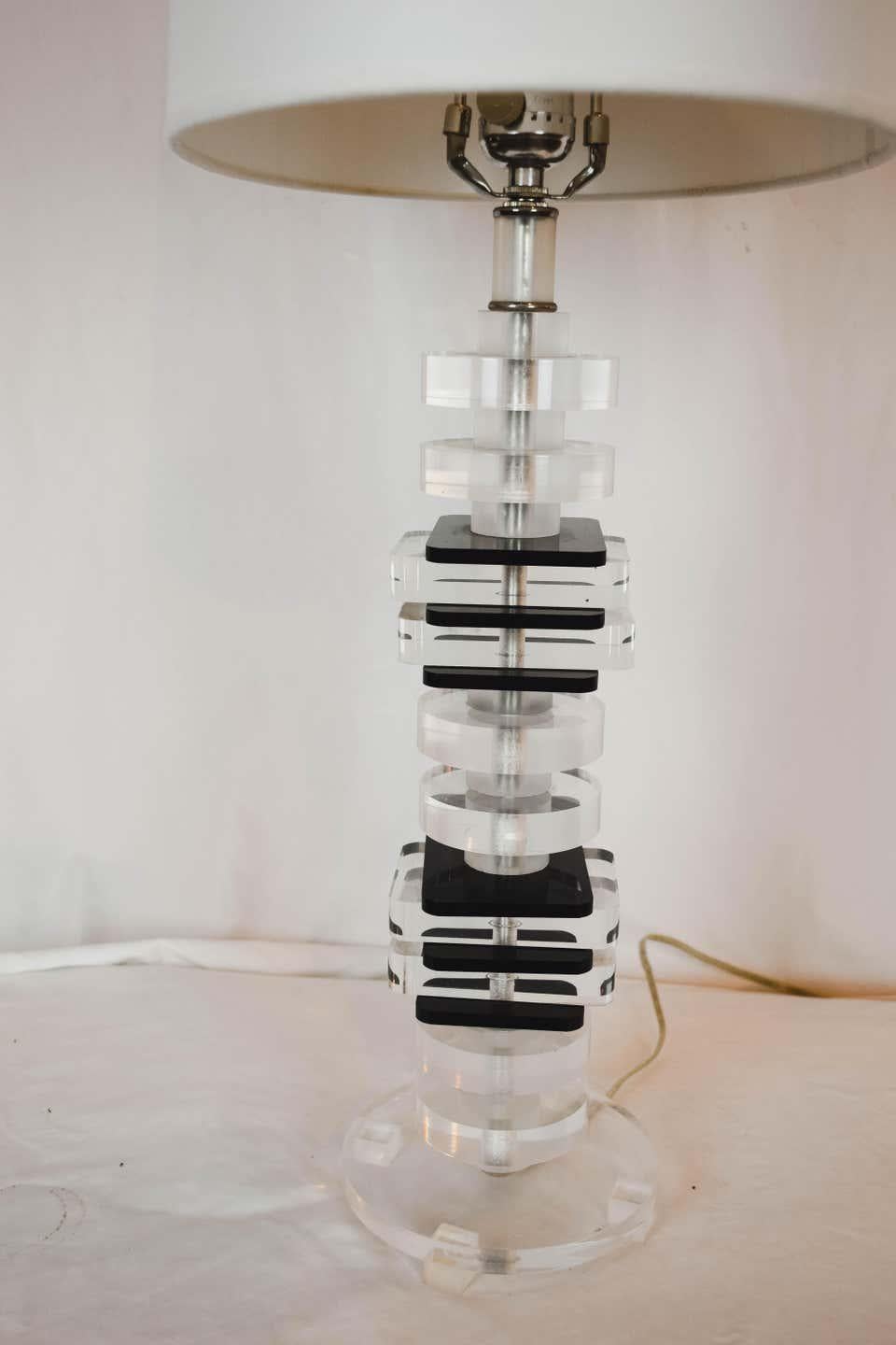 Mid-Century Modernist Stacked Black and Clear Lucite Lamp In Good Condition For Sale In Burton, TX