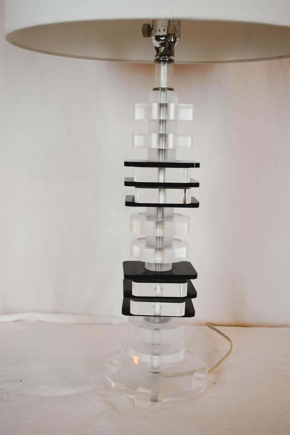 Lampada modernista di metà secolo impilata in lucite nera e trasparente In condizioni buone in vendita a Burton, TX