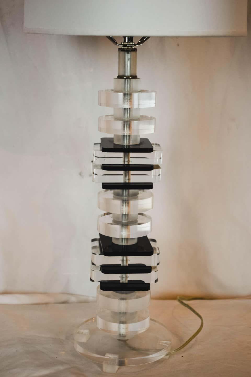 Mid-Century Modernist Stacked Black and Clear Lucite Lamp For Sale 1
