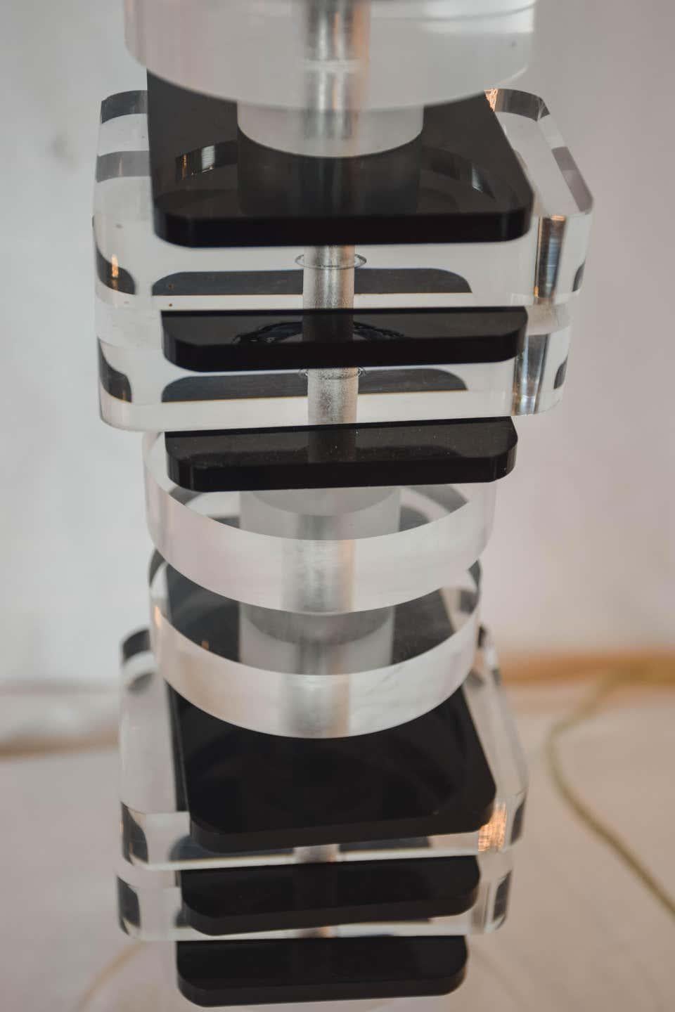 Lucite Lampada modernista di metà secolo impilata in lucite nera e trasparente in vendita