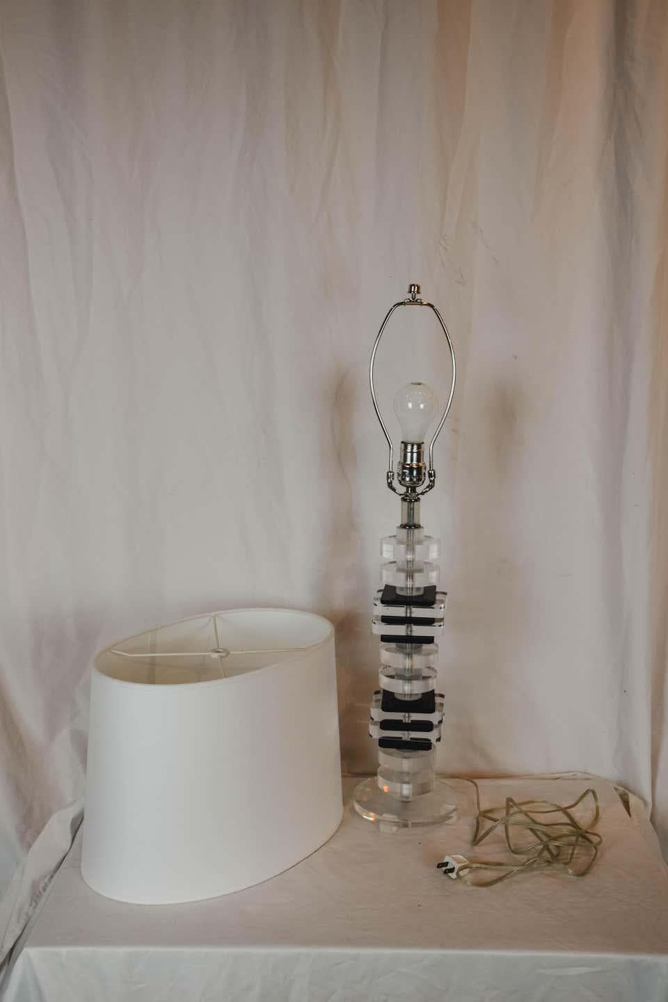 Mid-Century Modernist Stacked Black and Clear Lucite Lamp For Sale 4