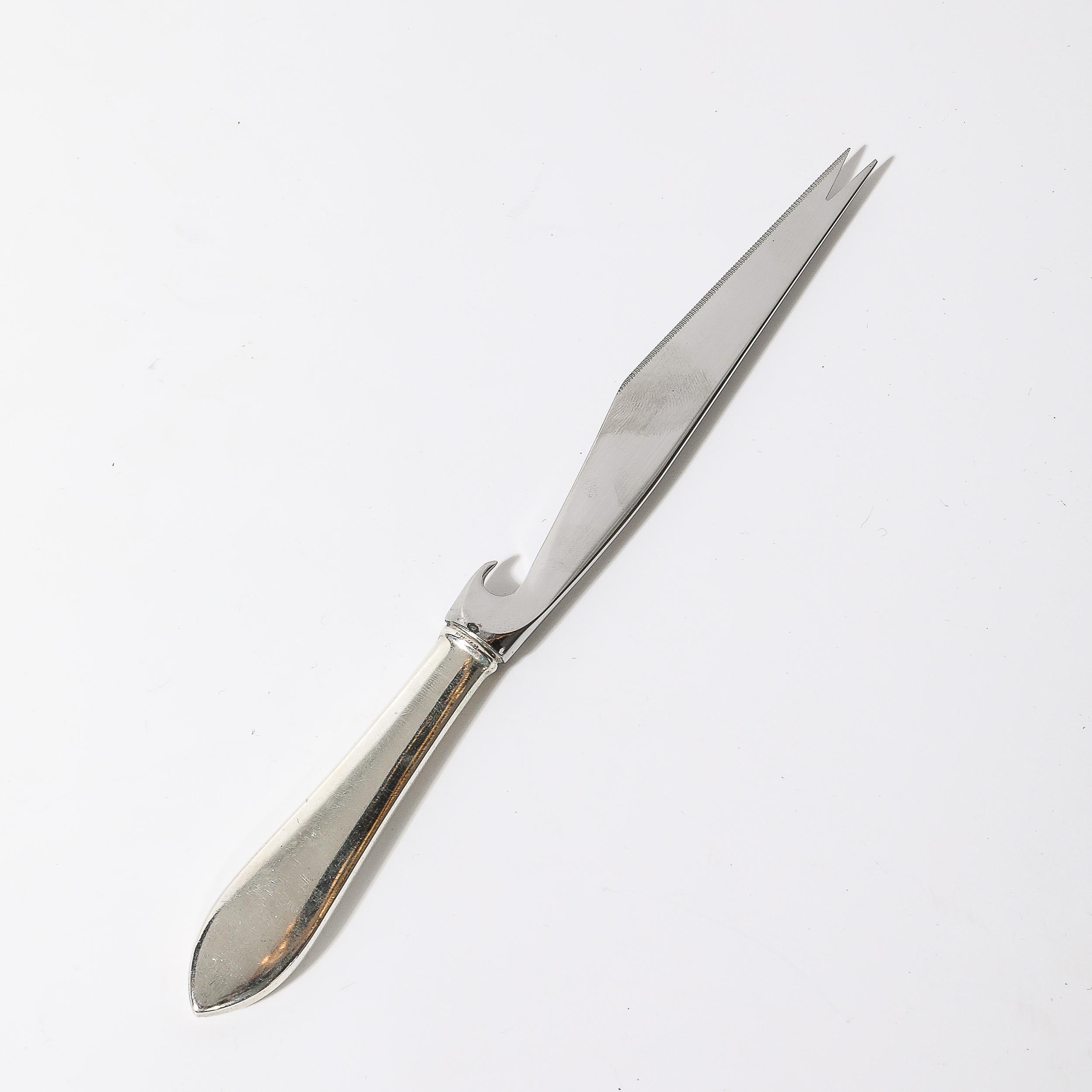 Questo elegante e minimale coltello da bar in argento sterling del Mid-Century Modernist, firmato Tiffany & Co., proviene dagli Stati Uniti, circa dal 1960. Questo pezzo altamente funzionale presenta un apribottiglie vicino al codolo della lama, un