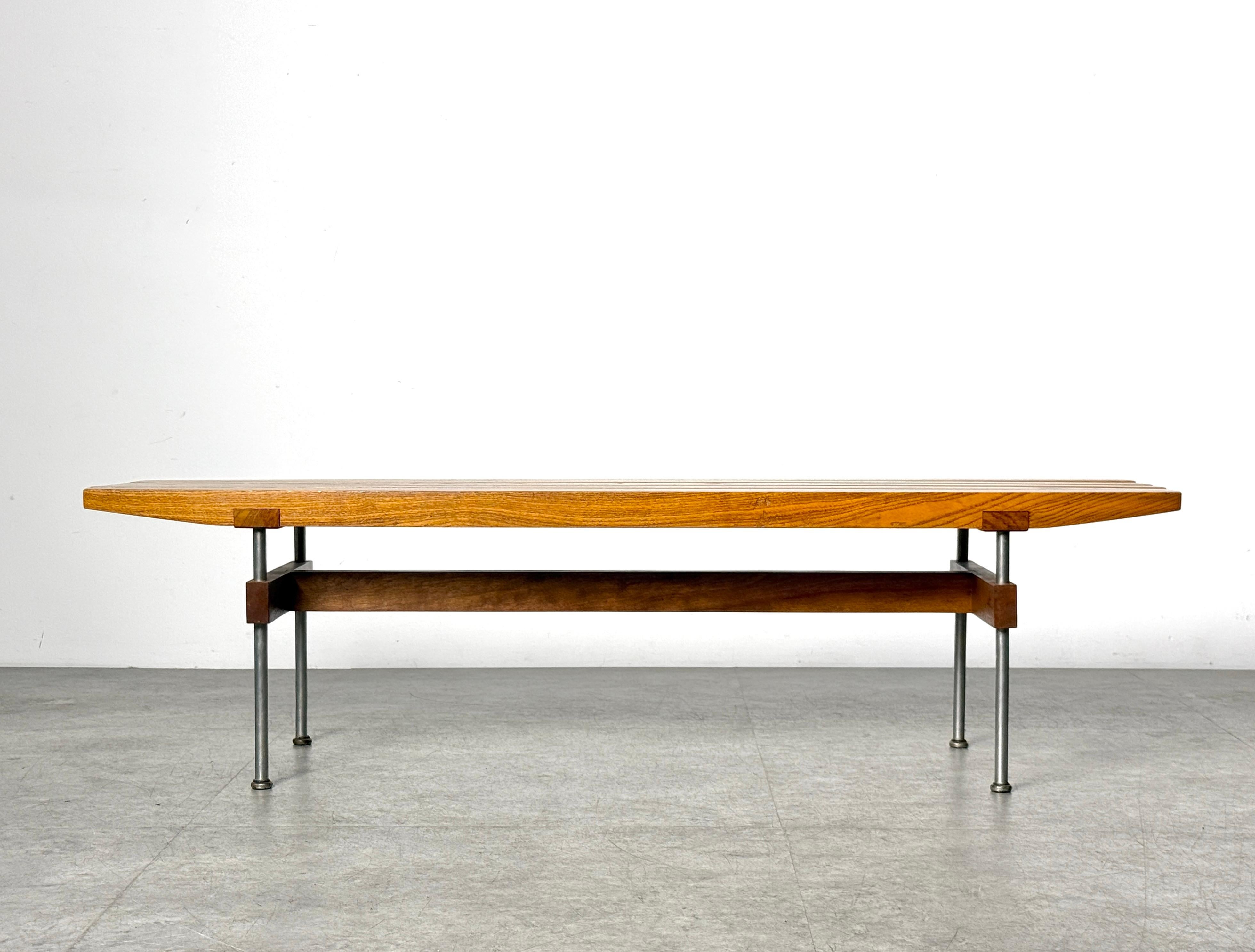 Banc à lattes de studio d'architecture, circa 1950

Assise en planches de chêne massif aux extrémités biseautées et à la menuiserie à encoches apparentes.
Piétement rectiligne contrasté en bouleau teinté avec pieds intégrés en tube d'acier.

Hauteur