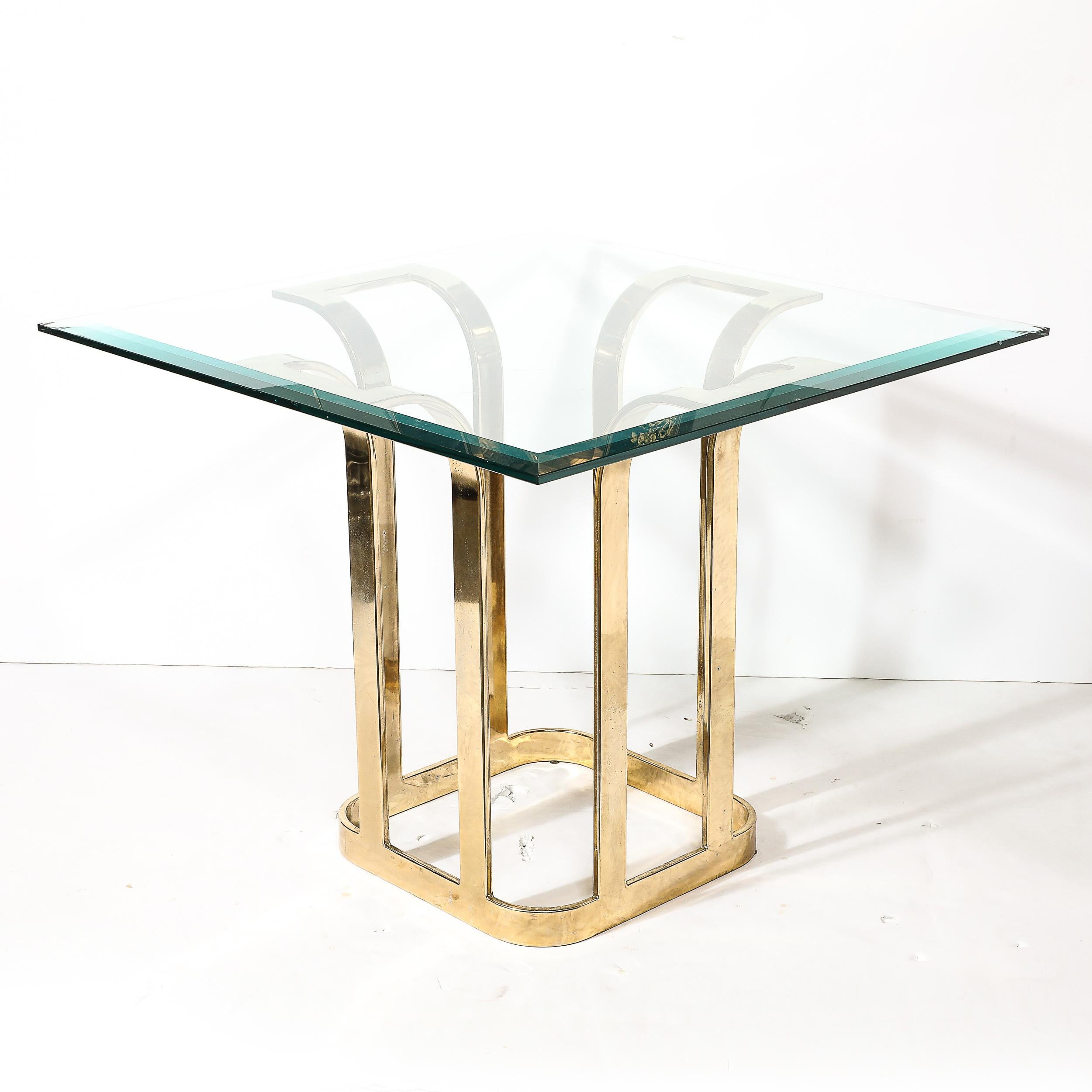 Mid-Century Modern Table de salle à manger avec plateau en verre, modernisme du milieu du siècle, forme de tulipe stylisée en laiton bagué en vente
