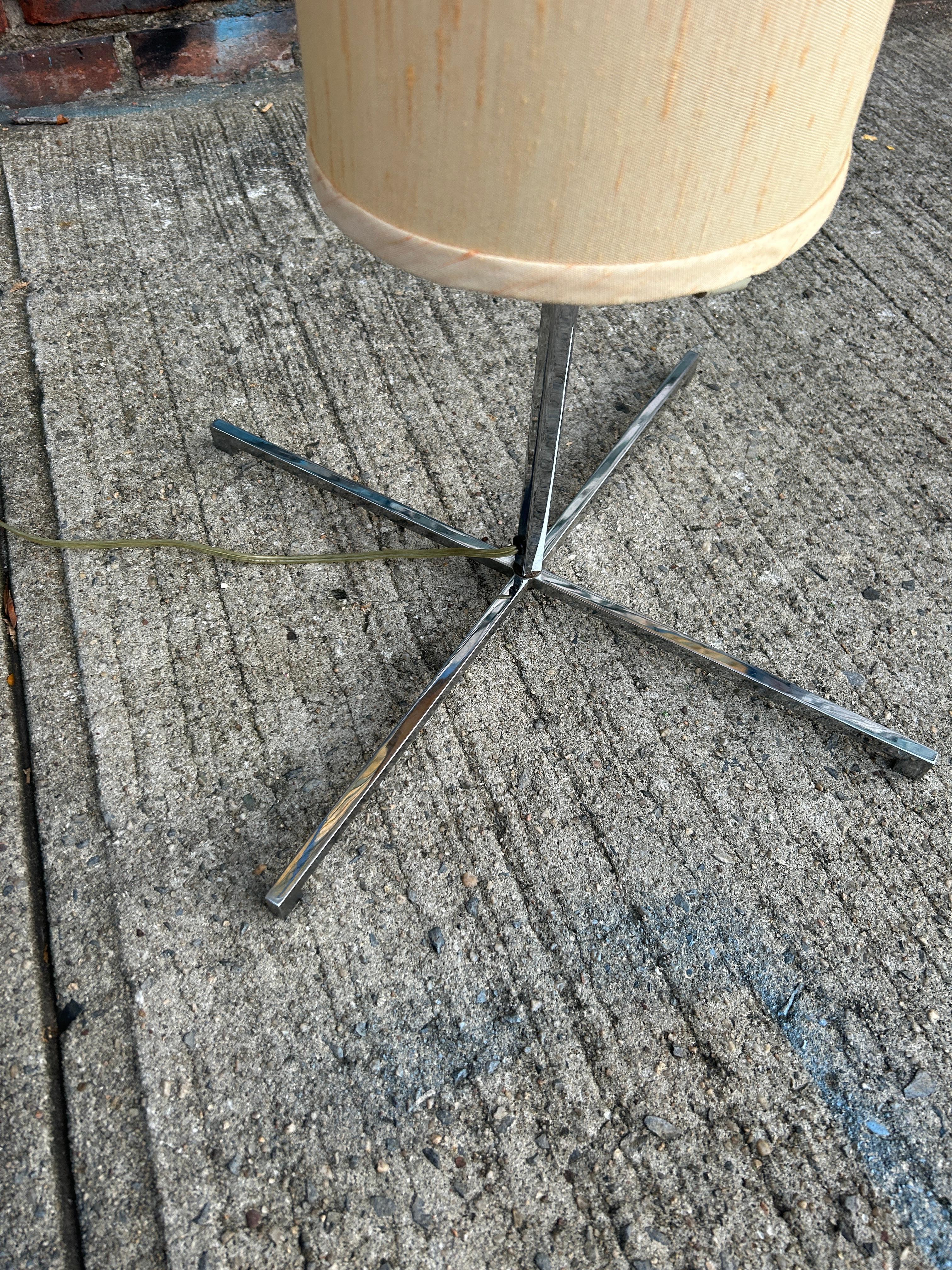 Oggetti in metallo Lampada da terra di metà secolo in stile modernista svizzero, cromata e con paralume in vendita