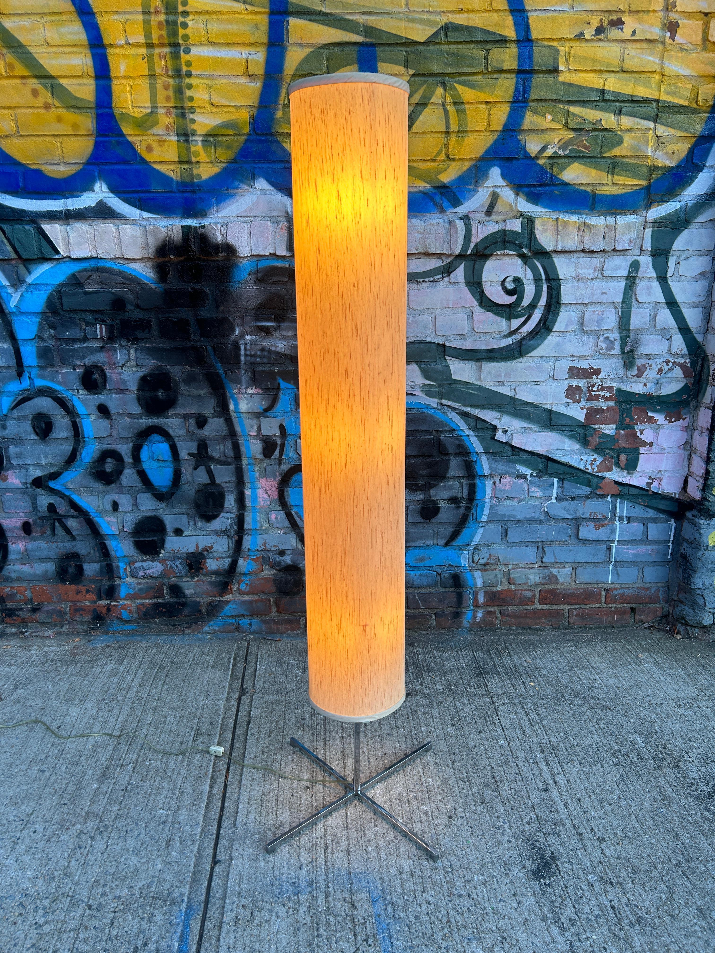 Lampada da terra di metà secolo in stile modernista svizzero, cromata e con paralume In condizioni buone in vendita a Brooklyn, NY