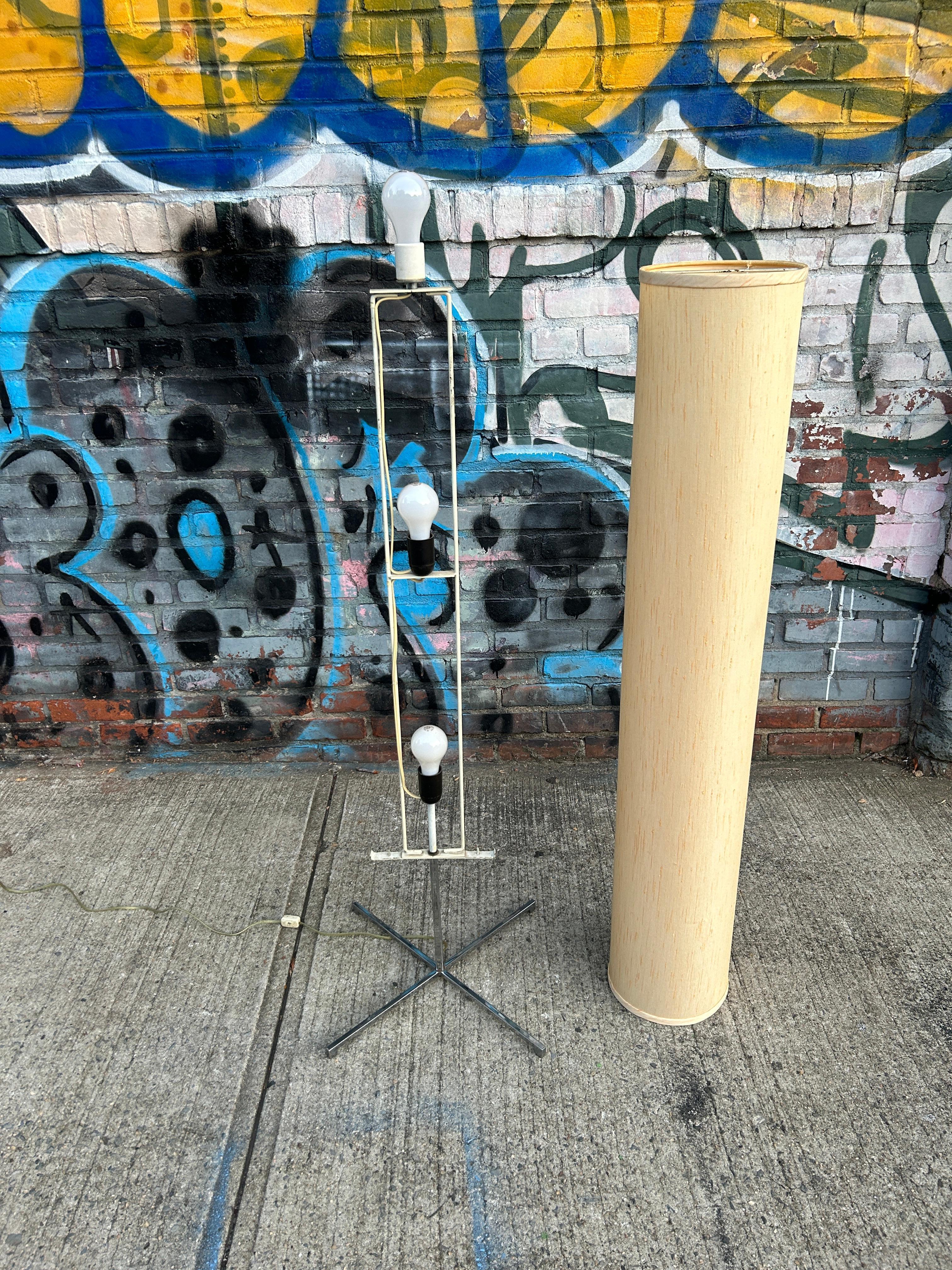 Lampada da terra di metà secolo in stile modernista svizzero, cromata e con paralume in vendita 1