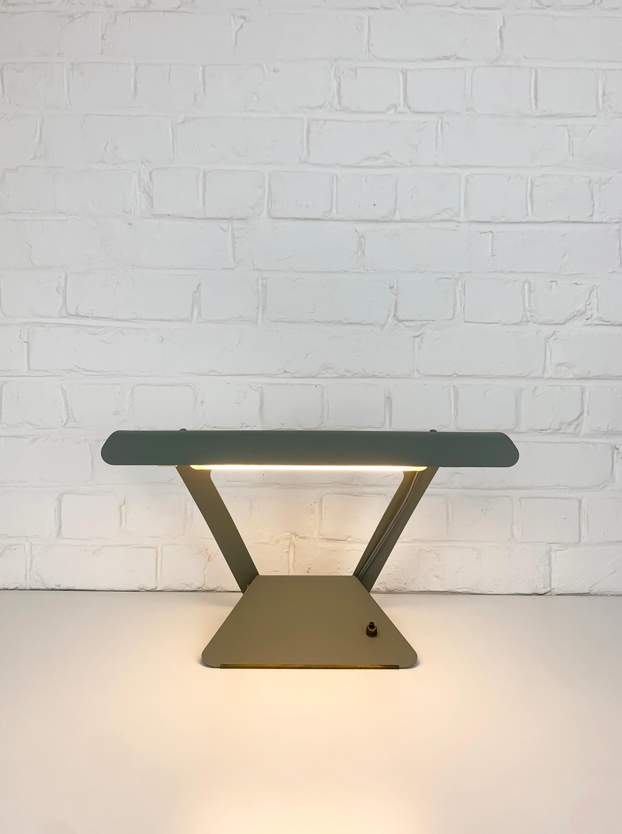 Mid-Century Modern Lampe de table ou de bureau moderniste du milieu du siècle par Charlotte Perriand pour Philips, années 1950 en vente