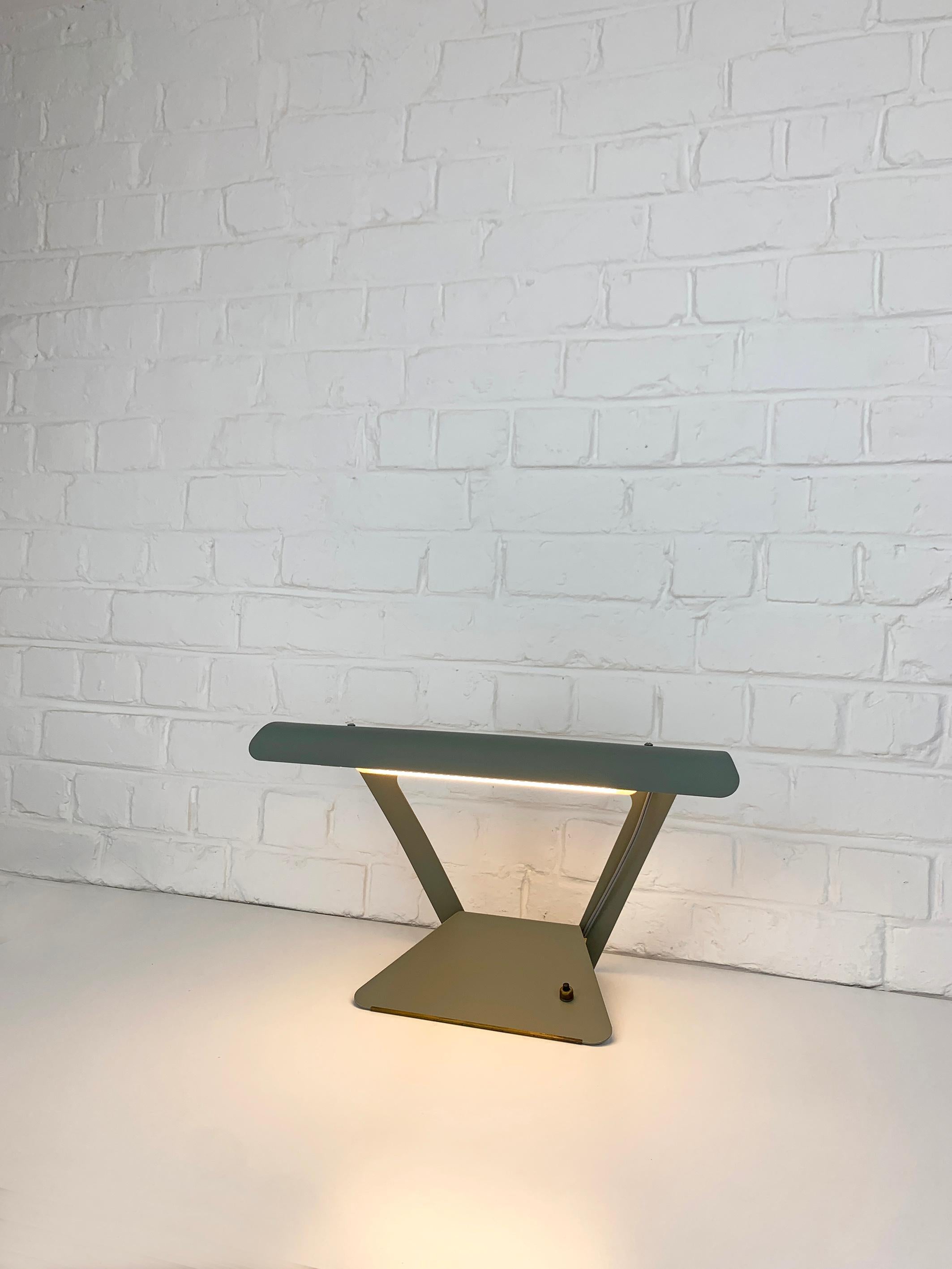 Peint Lampe de table ou de bureau moderniste du milieu du siècle par Charlotte Perriand pour Philips, années 1950 en vente