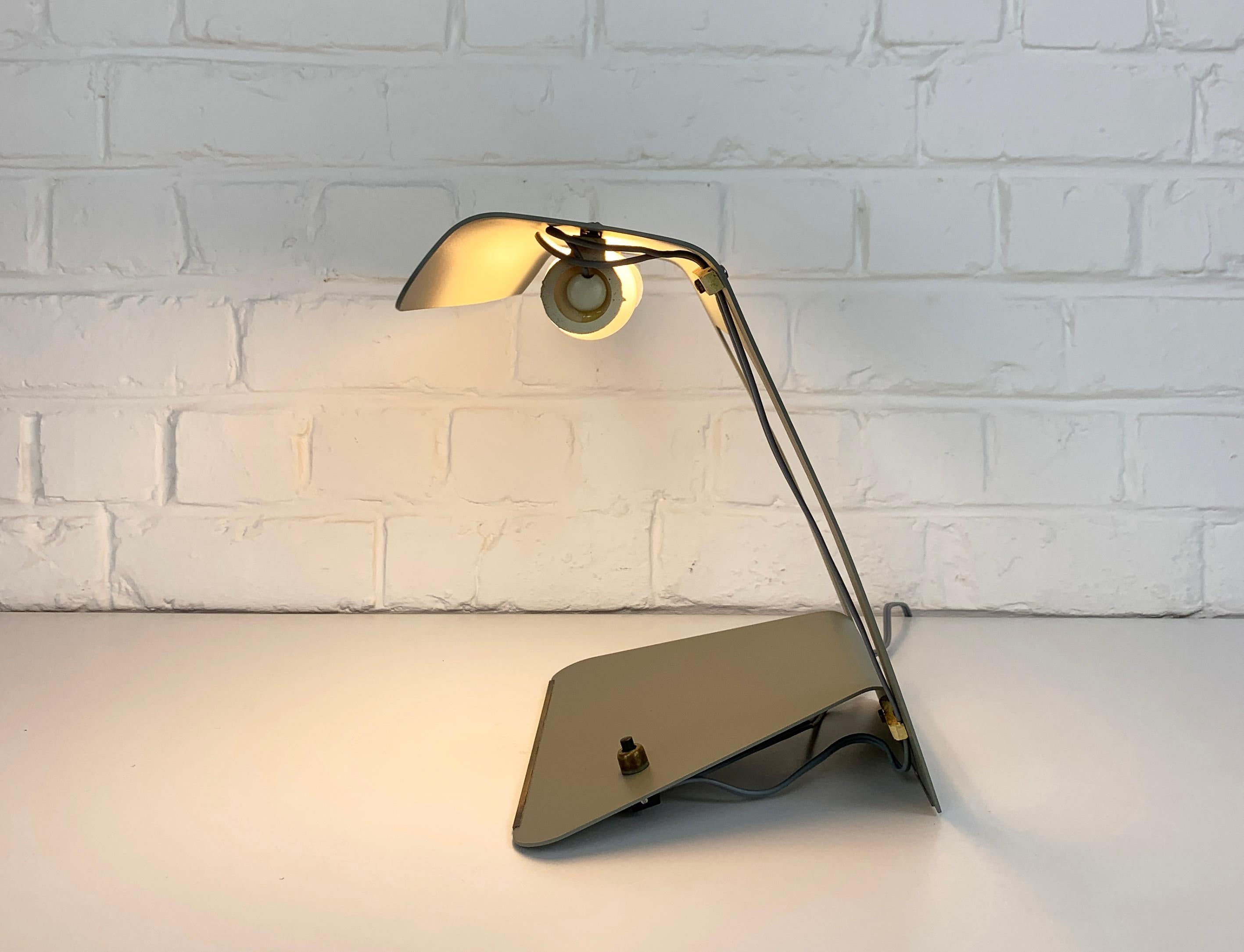 Métal Lampe de table ou de bureau moderniste du milieu du siècle par Charlotte Perriand pour Philips, années 1950 en vente
