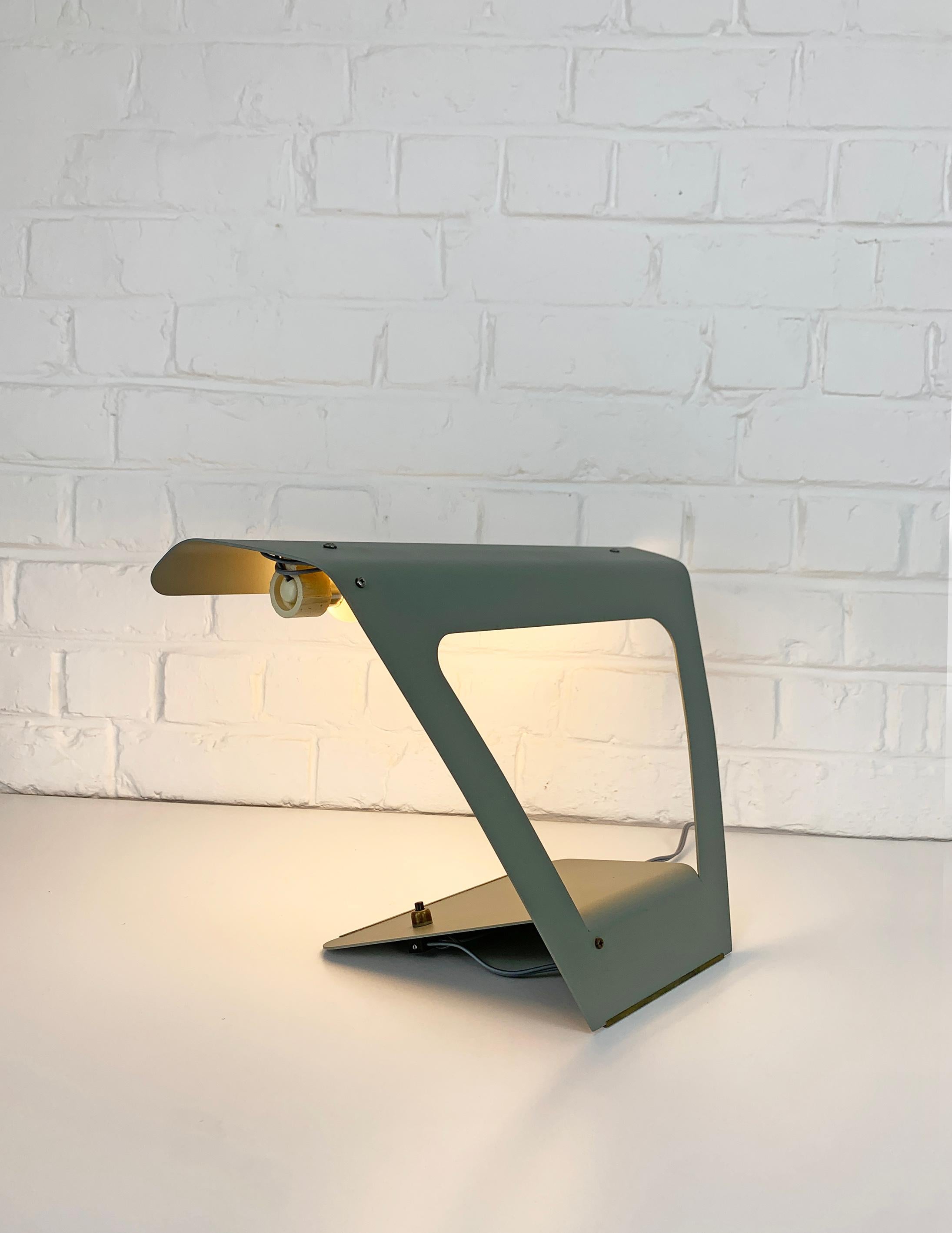 Lampe de table ou de bureau moderniste du milieu du siècle par Charlotte Perriand pour Philips, années 1950 en vente 1