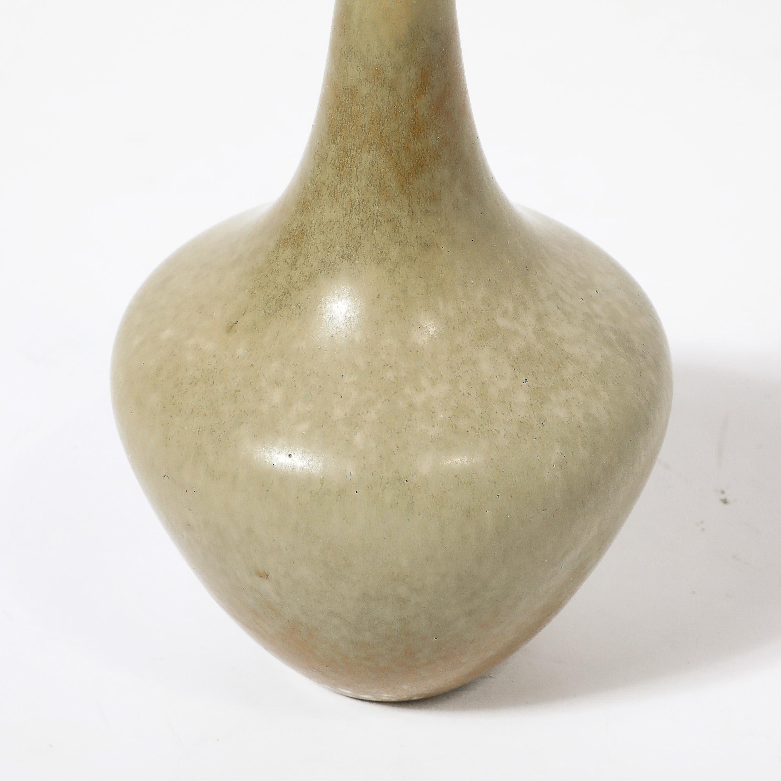 Mid-Century Modern Vase en céramique émaillée taupe de style moderne du milieu du siècle dernier par Gunnar Nylund pour Rorstrand en vente