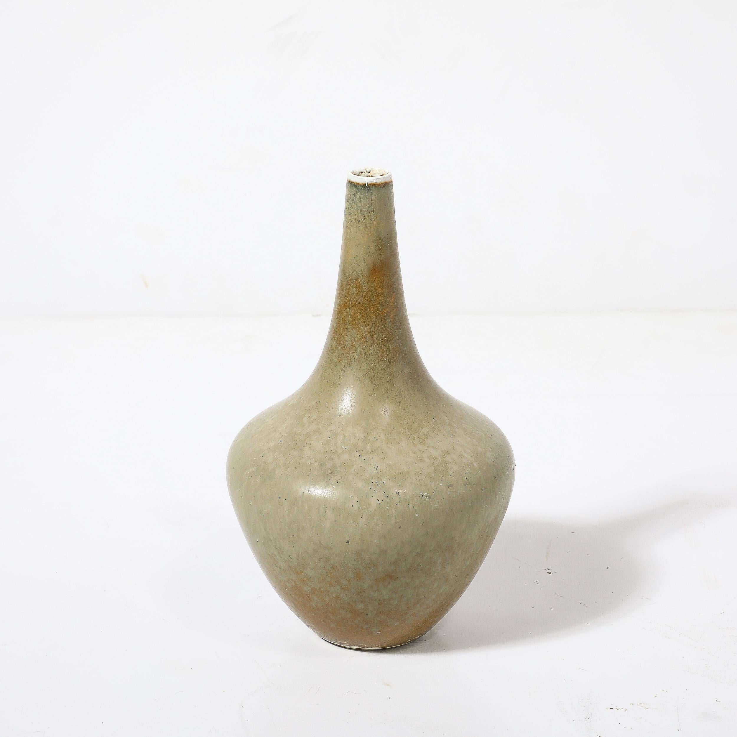 Suédois Vase en céramique émaillée taupe de style moderne du milieu du siècle dernier par Gunnar Nylund pour Rorstrand en vente