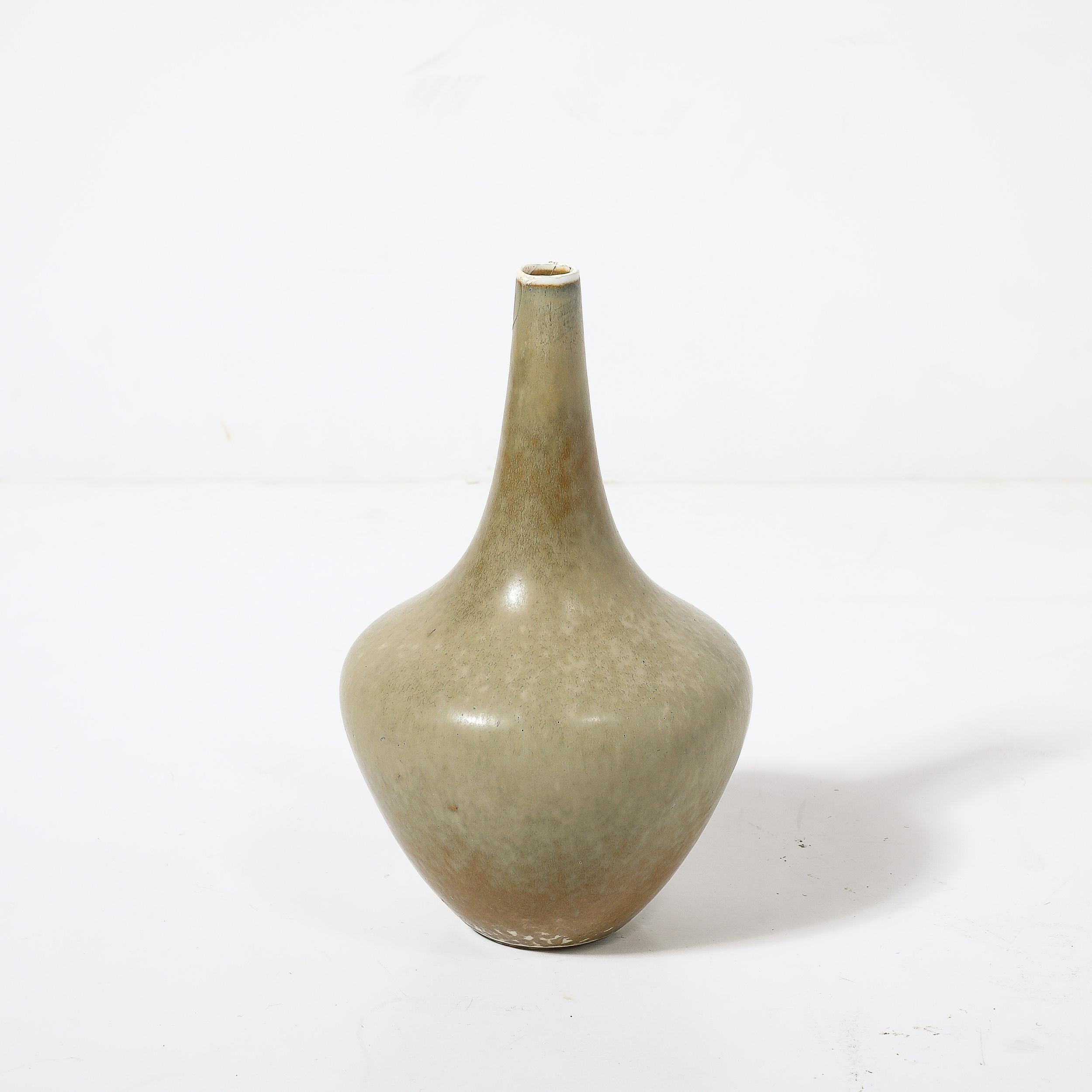 Vase en céramique émaillée taupe de style moderne du milieu du siècle dernier par Gunnar Nylund pour Rorstrand Excellent état - En vente à New York, NY