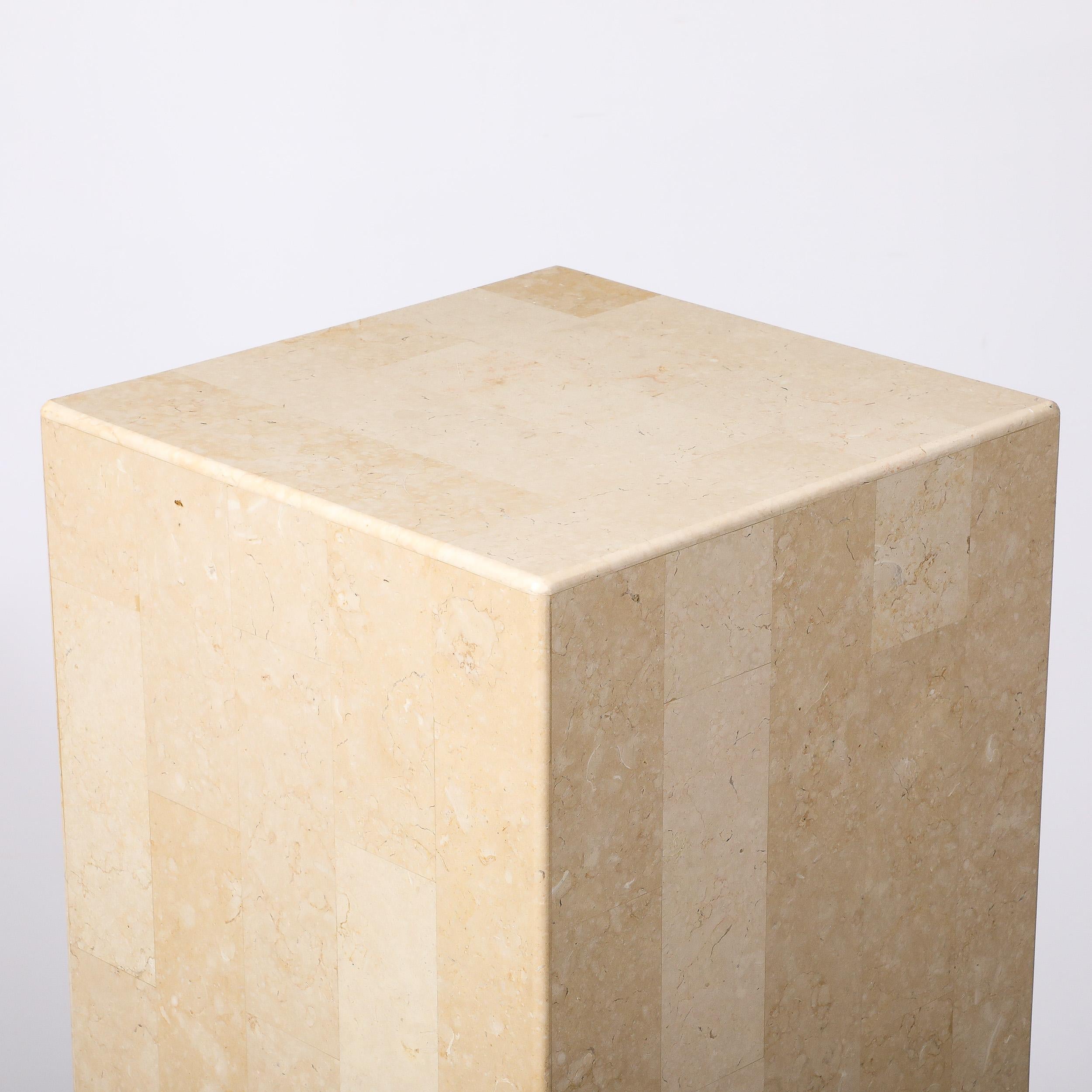 Ce piédestal en pierre tessellée, minimaliste et élégant, datant du milieu du siècle, a été réalisé par Maitland Smith et provient des États-Unis, vers 1980. Elle présente un haut profil rectangulaire composé de pierres tessellées, assemblées sans