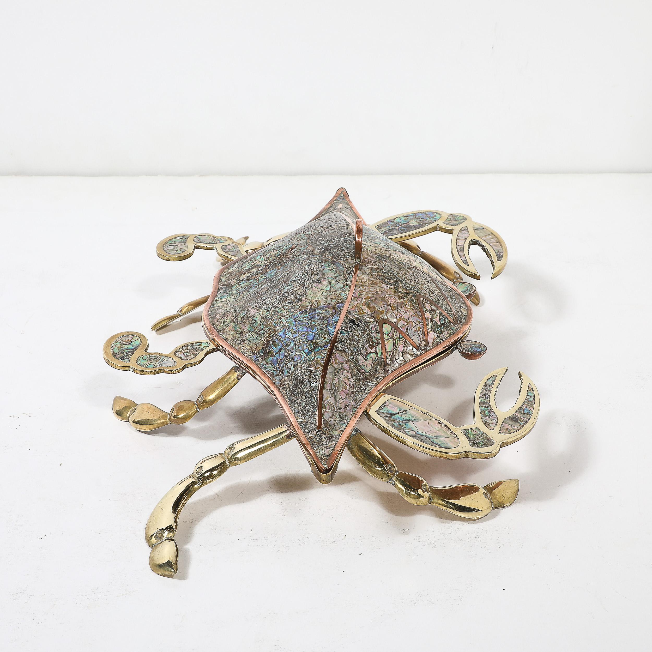Boîte à crabes en cuivre et laiton sculpturale et ormeau tessellés, moderniste du milieu du siècle Excellent état - En vente à New York, NY