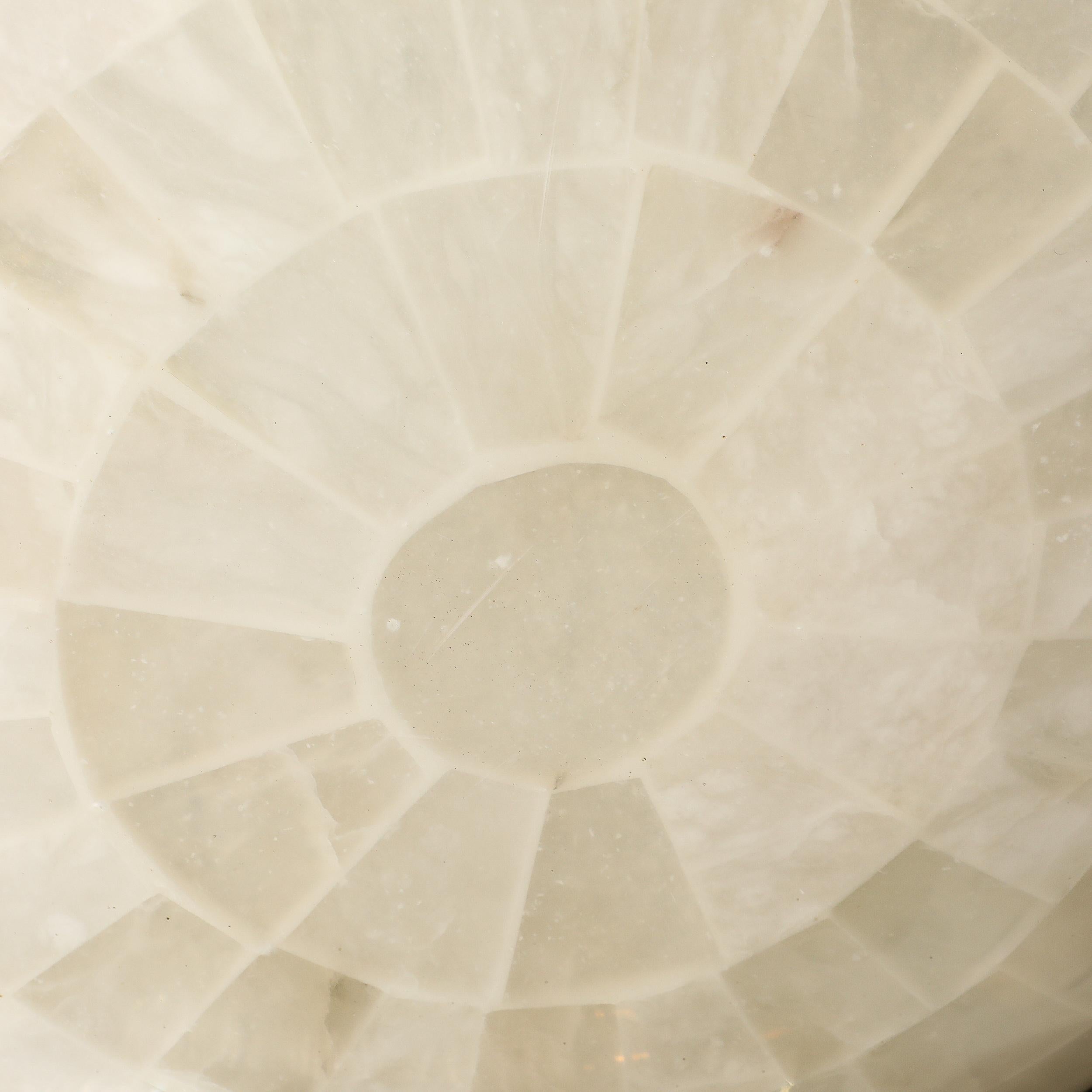 Lampadario a sospensione in alabastro tessellato di metà secolo con accessori in ottone in vendita 7