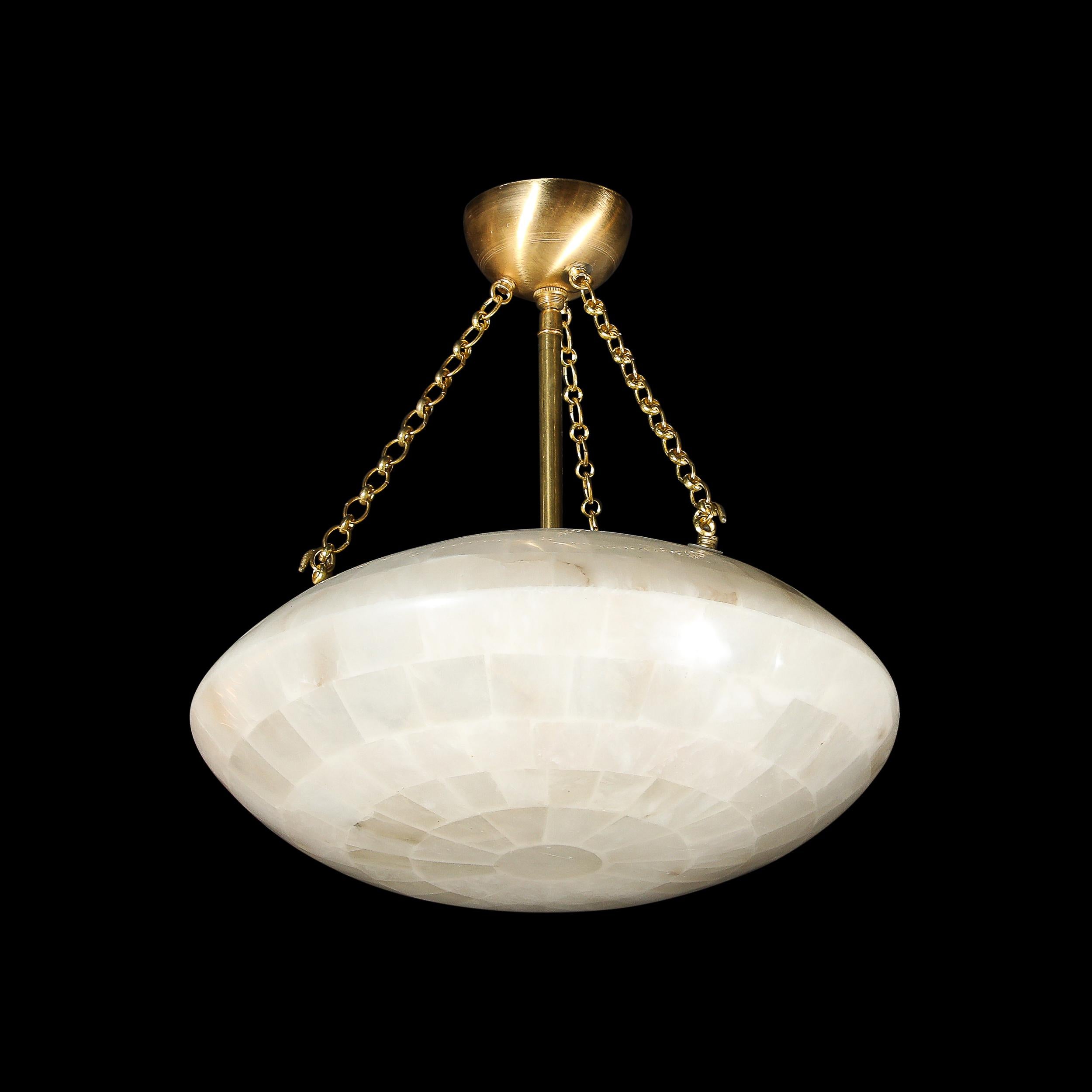 Questo elegante lampadario a sospensione del Mid-Century Modernist, realizzato in Francia intorno al 1950, è uno splendido esempio dei materiali pregiati e della sensibilità geometrica del movimento modernista. Il paralume in alabastro a tasselli e