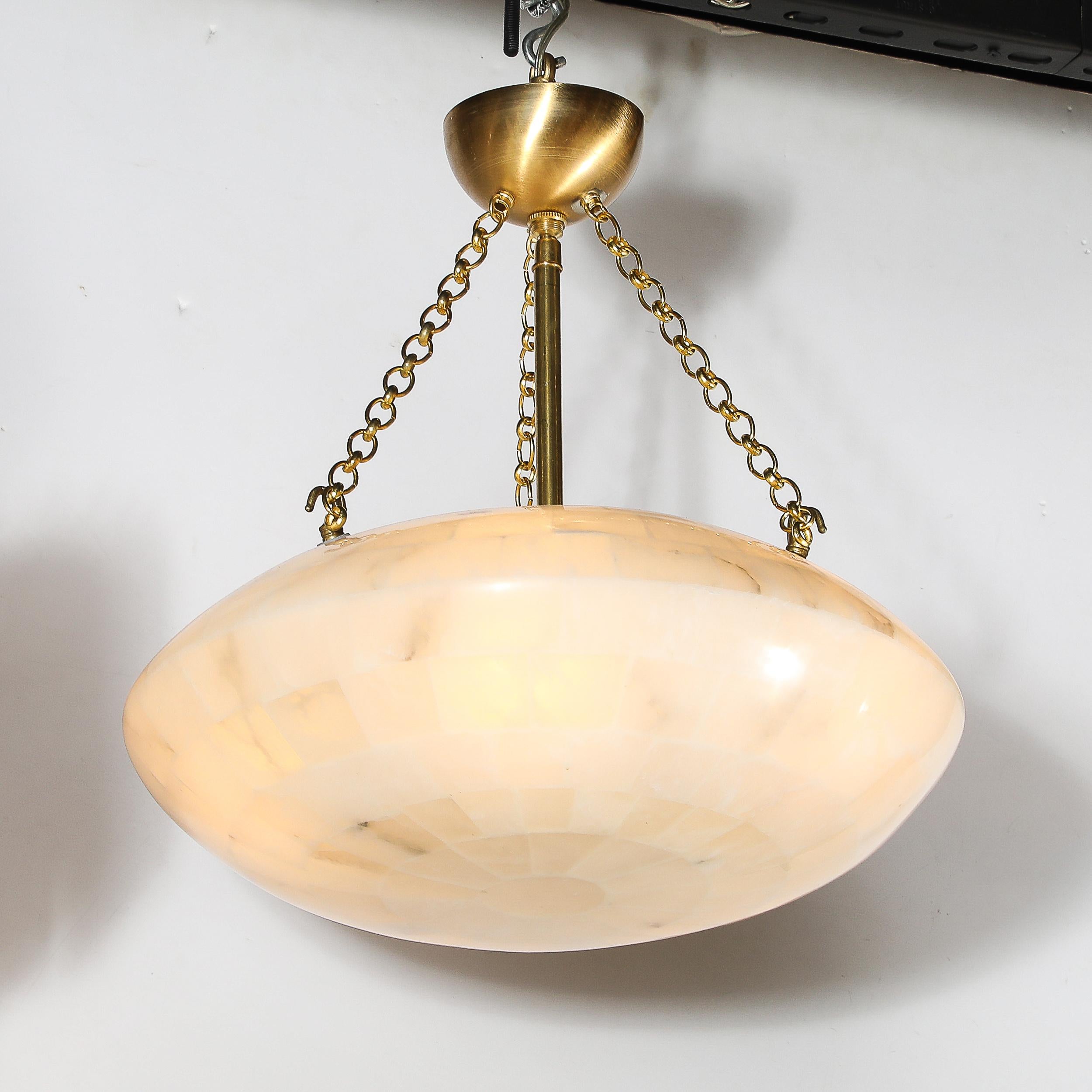 Francese Lampadario a sospensione in alabastro tessellato di metà secolo con accessori in ottone in vendita