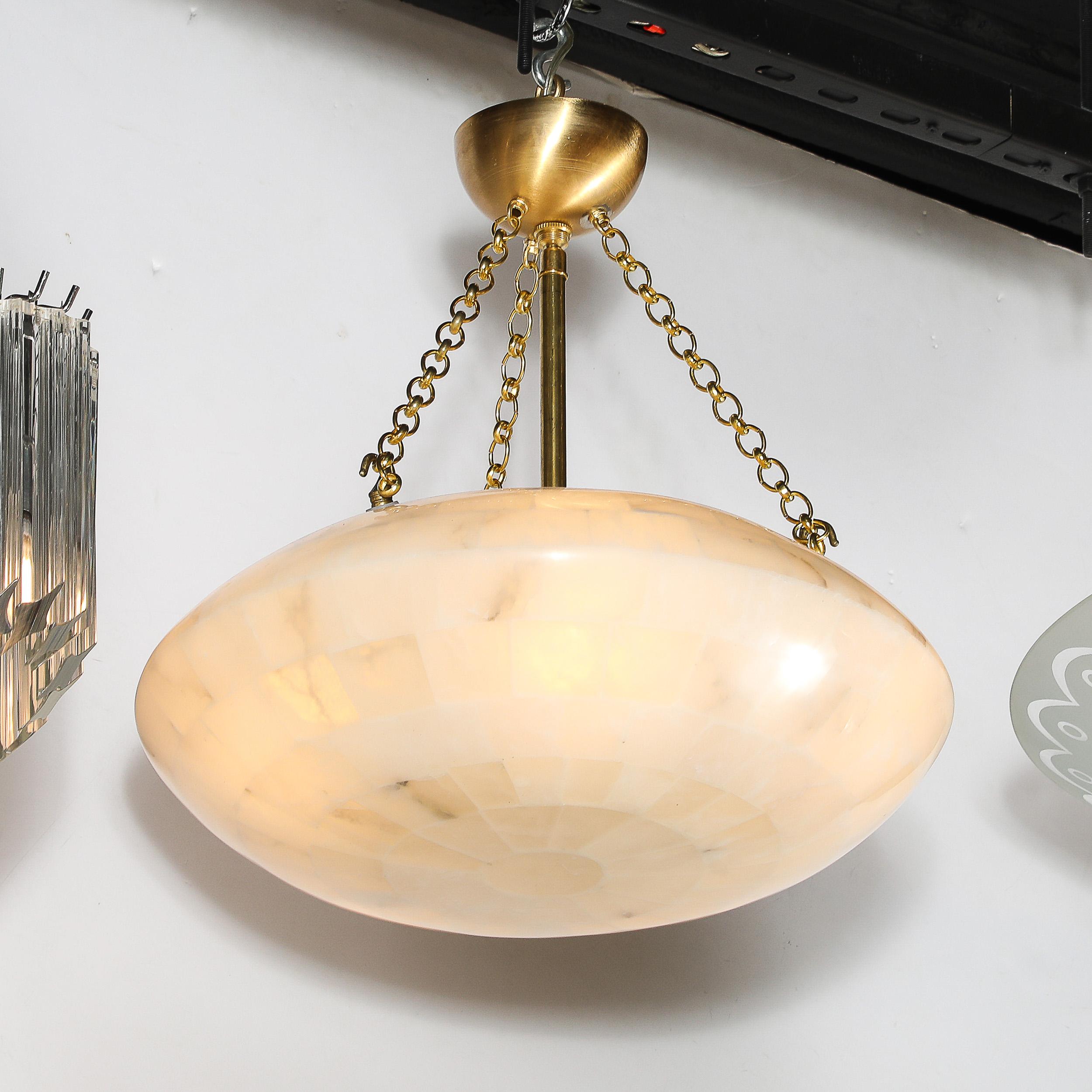 Lampadario a sospensione in alabastro tessellato di metà secolo con accessori in ottone In condizioni ottime in vendita a New York, NY