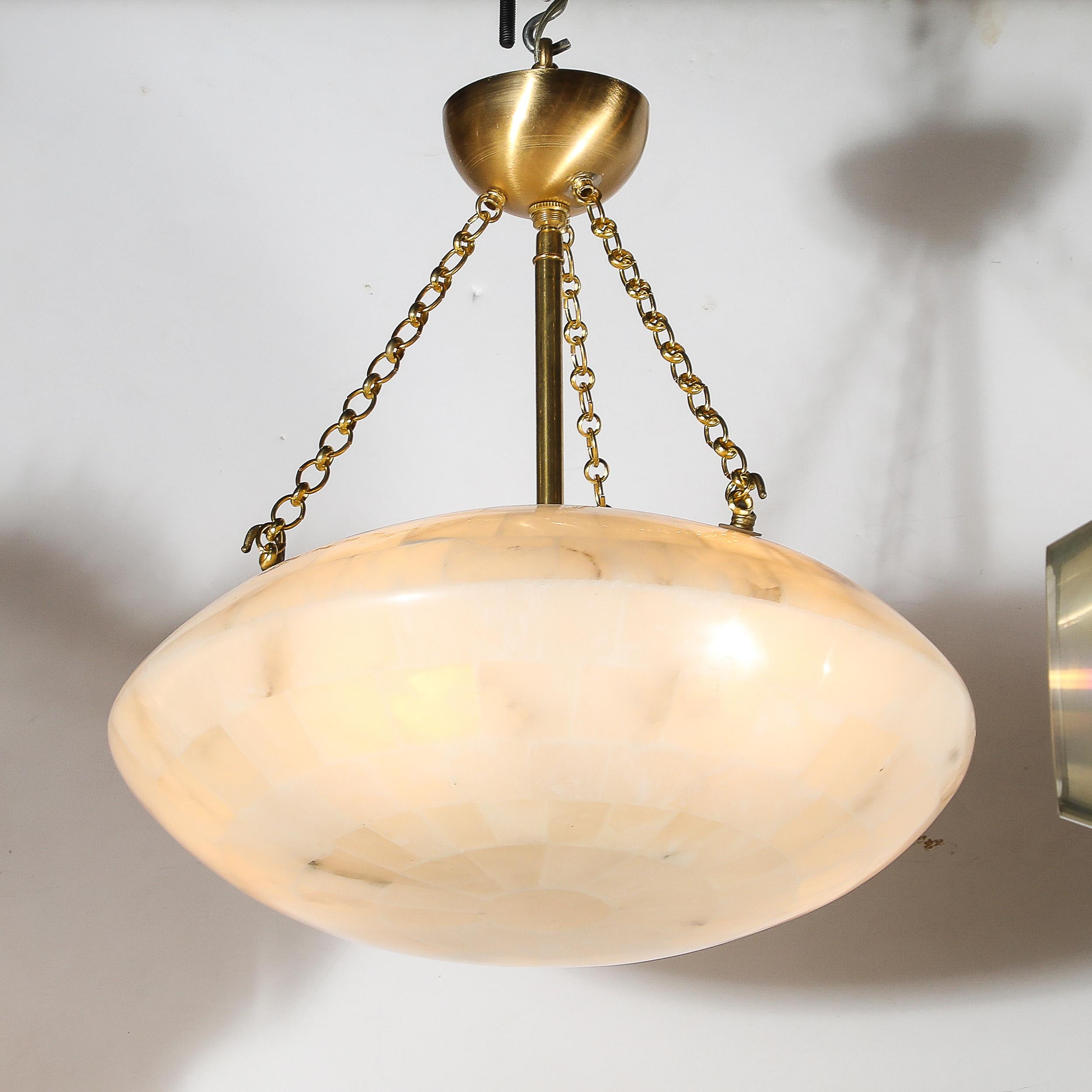 Metà XX secolo Lampadario a sospensione in alabastro tessellato di metà secolo con accessori in ottone in vendita