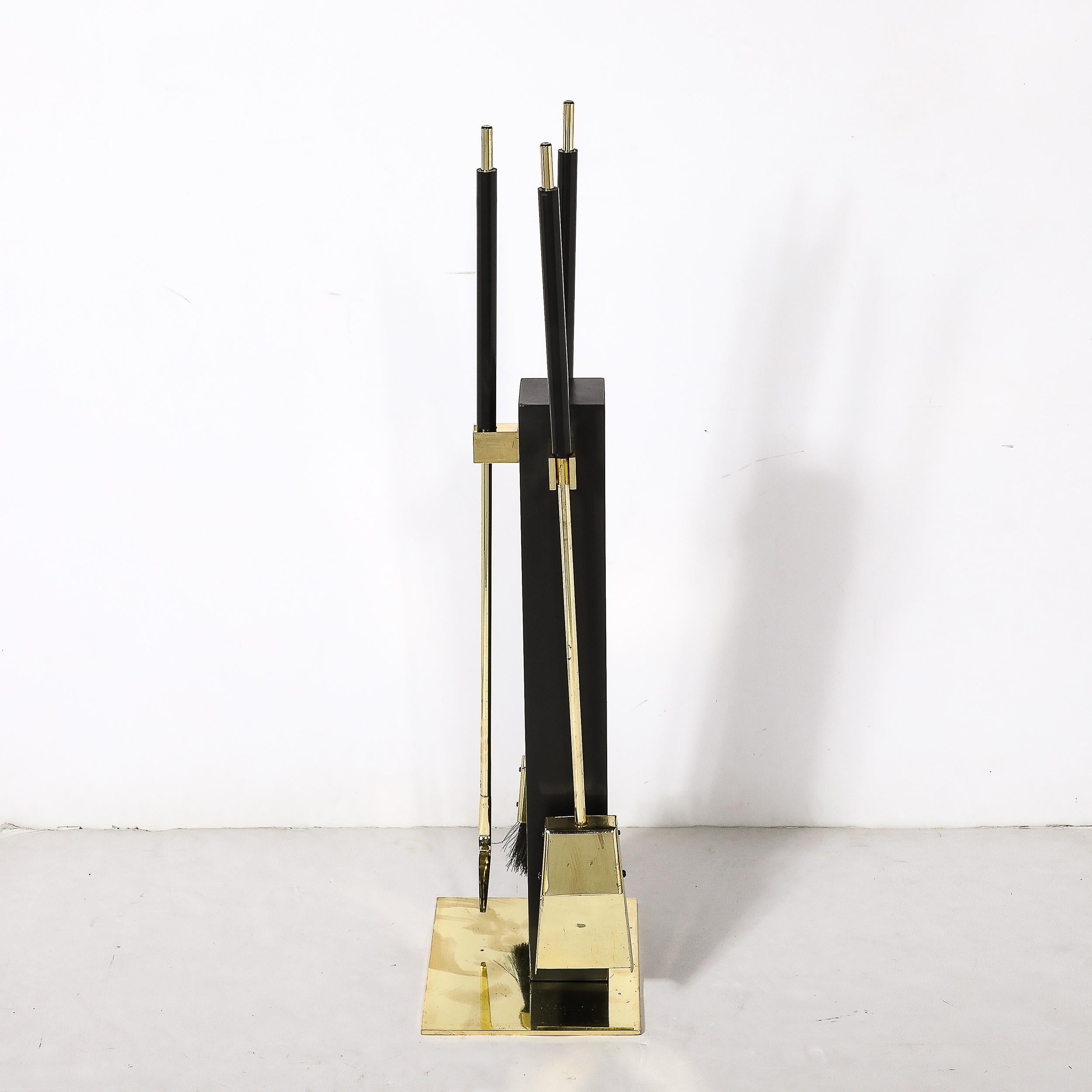 Dreiteiliges modernistisches Feuerwerkzeug-Set aus Messing von Alessandro Albrizzi aus der Mitte des Jahrhunderts im Zustand „Hervorragend“ im Angebot in New York, NY