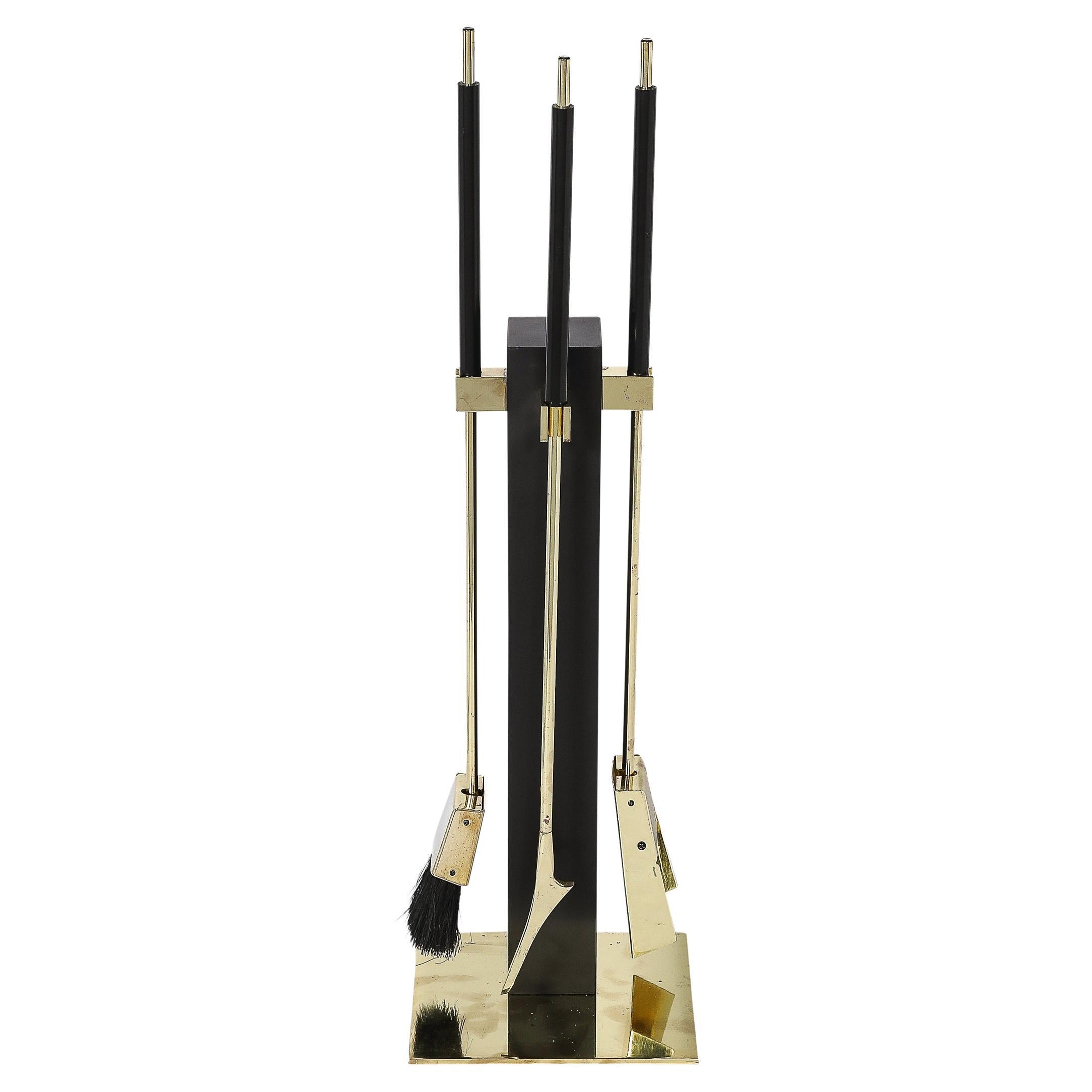 Dreiteiliges modernistisches Feuerwerkzeug-Set aus Messing von Alessandro Albrizzi aus der Mitte des Jahrhunderts im Angebot
