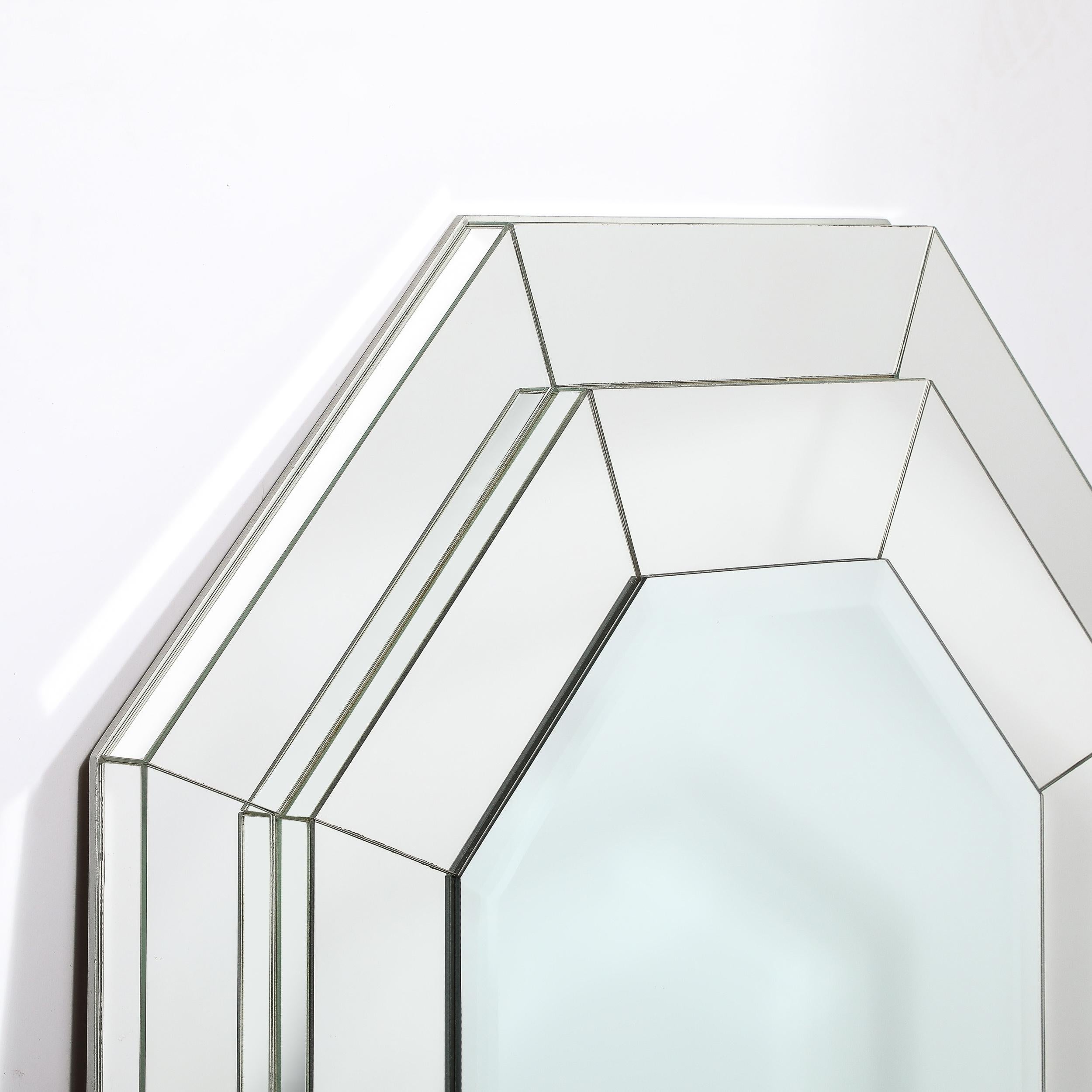 Modernistischer dreistufiger achteckiger getäfelter Spiegel mit abgeschrägten Details aus der Jahrhundertmitte (Moderne der Mitte des Jahrhunderts) im Angebot