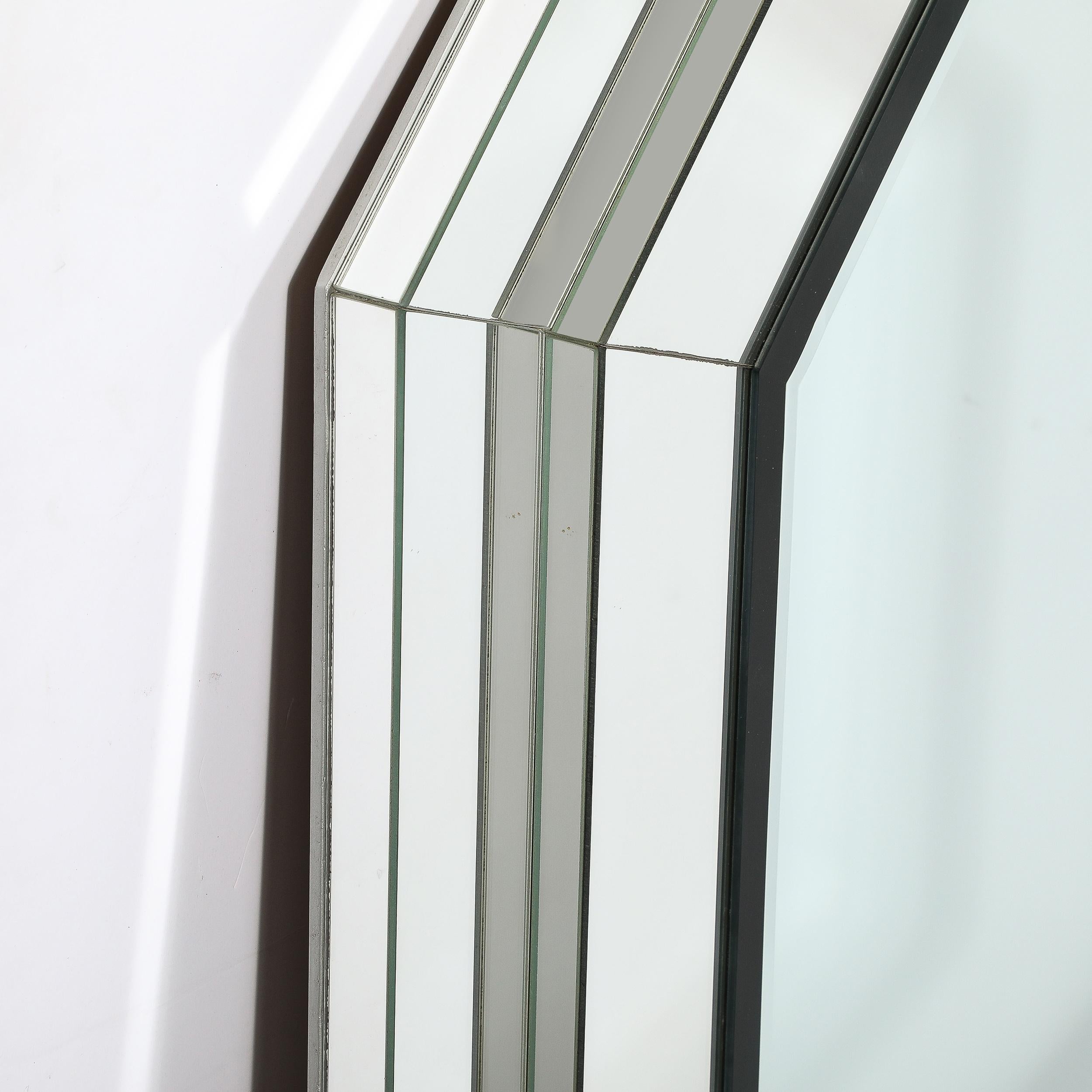 Modernistischer dreistufiger achteckiger getäfelter Spiegel mit abgeschrägten Details aus der Jahrhundertmitte im Angebot 3