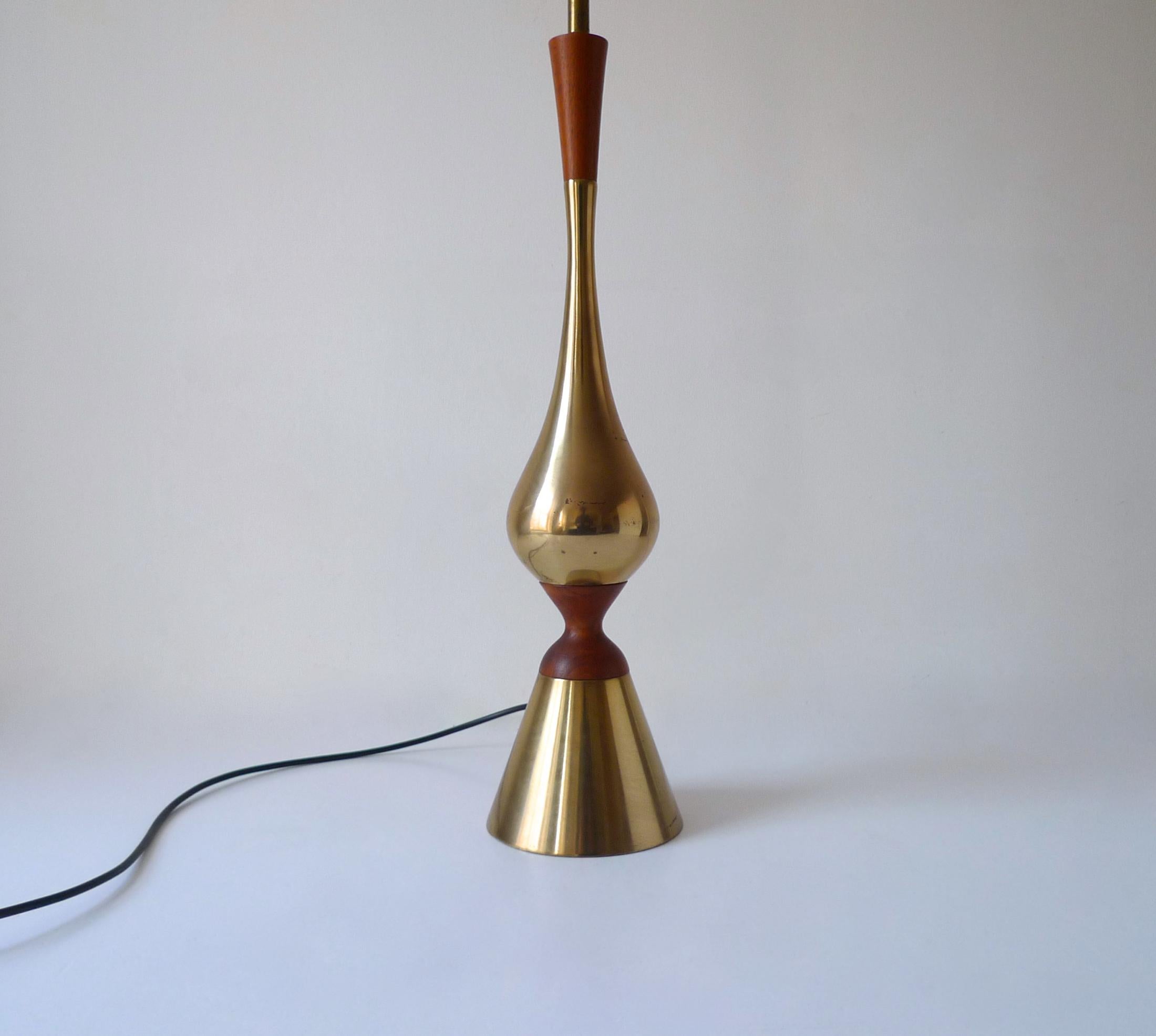 For sale a distinctive and elegant Mid-Century Modernist brass & walnut table lamp designed by Tony Paul for Westwood Industries Inc., USA circa 1950s.

American industrial designer Tony Paul was born in the Bronx, NY on February 28, 1918. Paul
