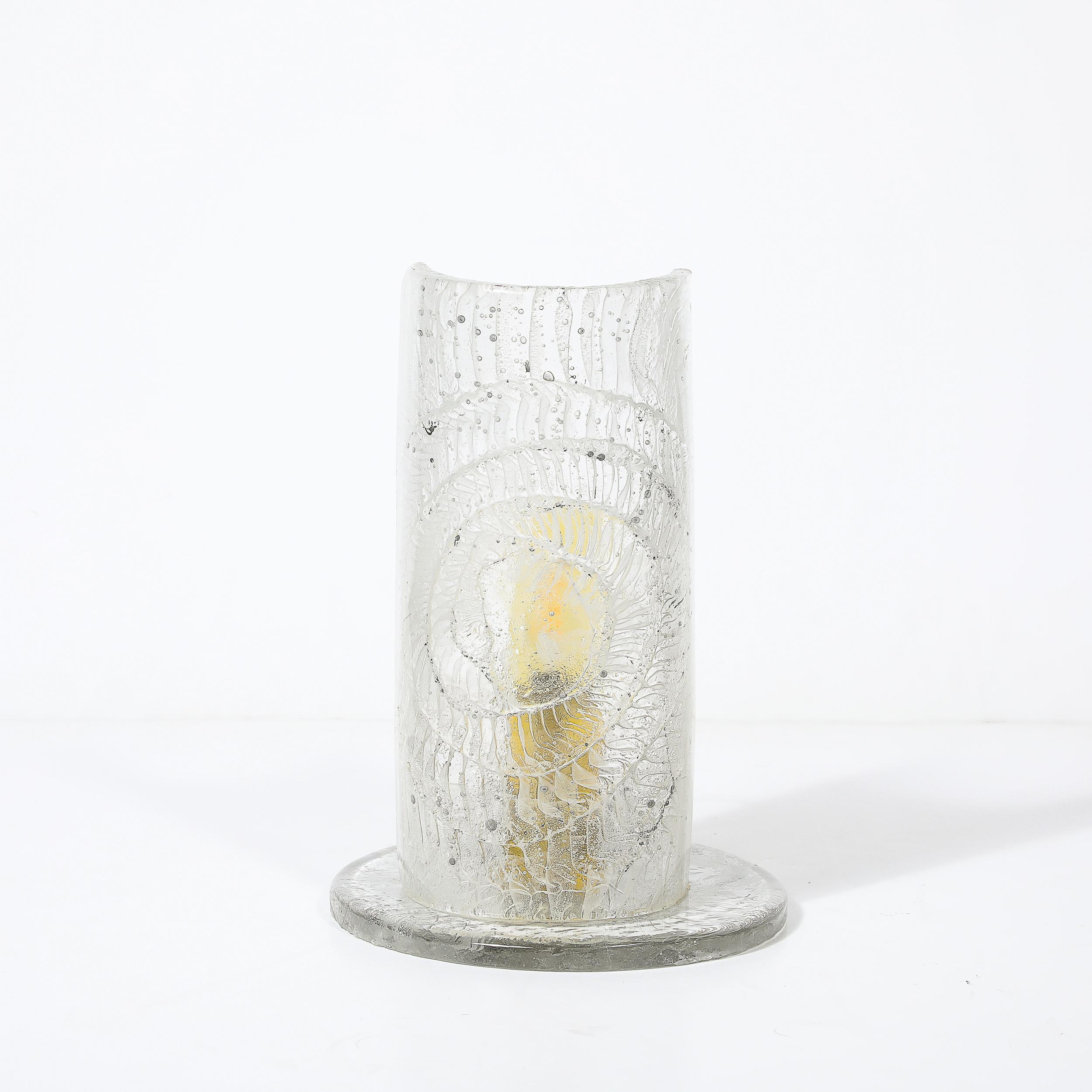Beleuchten Sie Ihren Raum mit der mundgeblasenen, transluzenten Murano-Glas-Uplight aus der Jahrhundertmitte, die ein exquisites, strukturiertes Spiraldesign aufweist. Diese um 1960 in Italien gefertigte Leuchte verkörpert die Kunstfertigkeit und