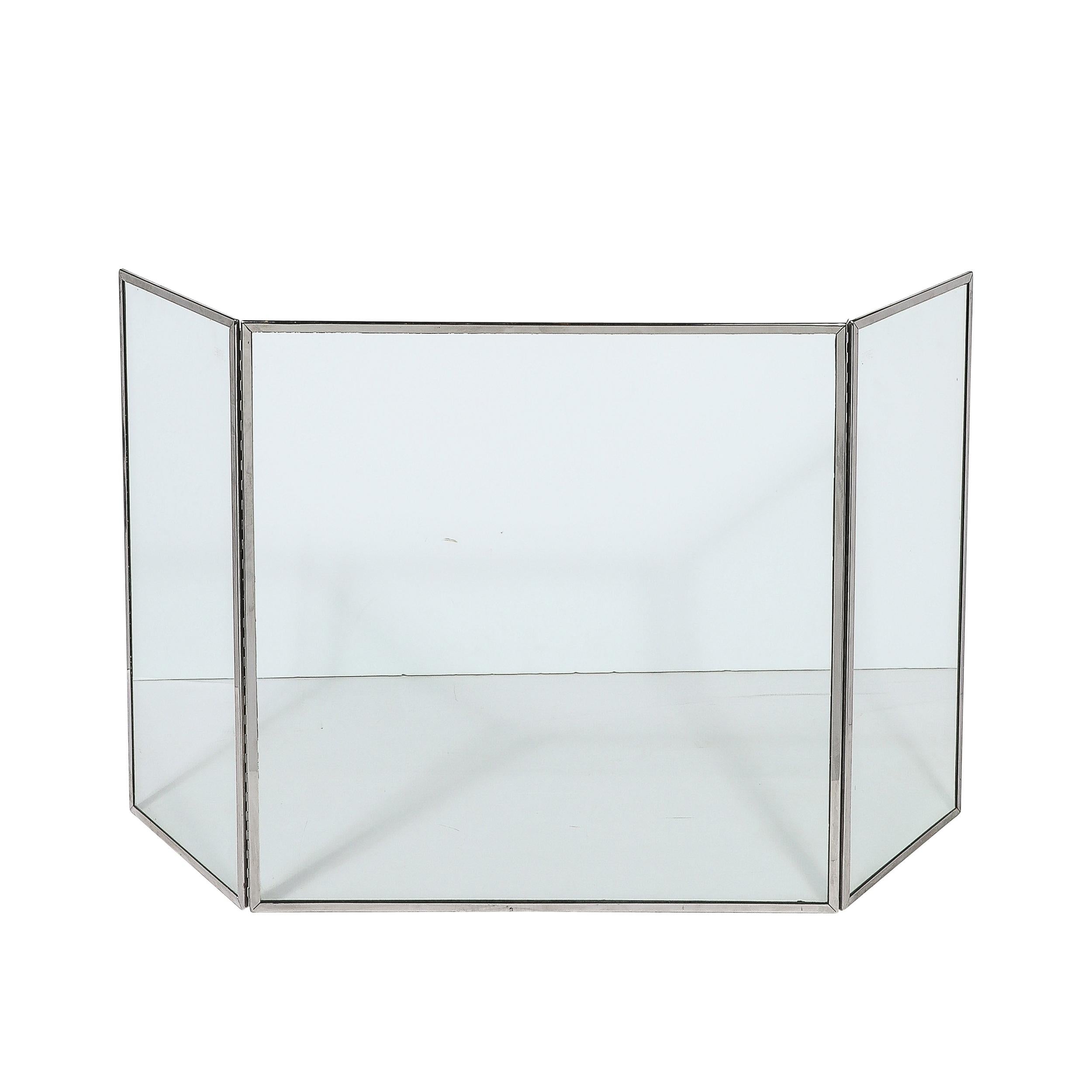 Cet élégant Foldes en verre et chrome, de style moderniste du milieu du siècle, provient des États-Unis, vers 1970. Il présente un design minimal formé de trois panneaux de verre articulés, doublés de chrome, qui protègent les bords de la pièce et
