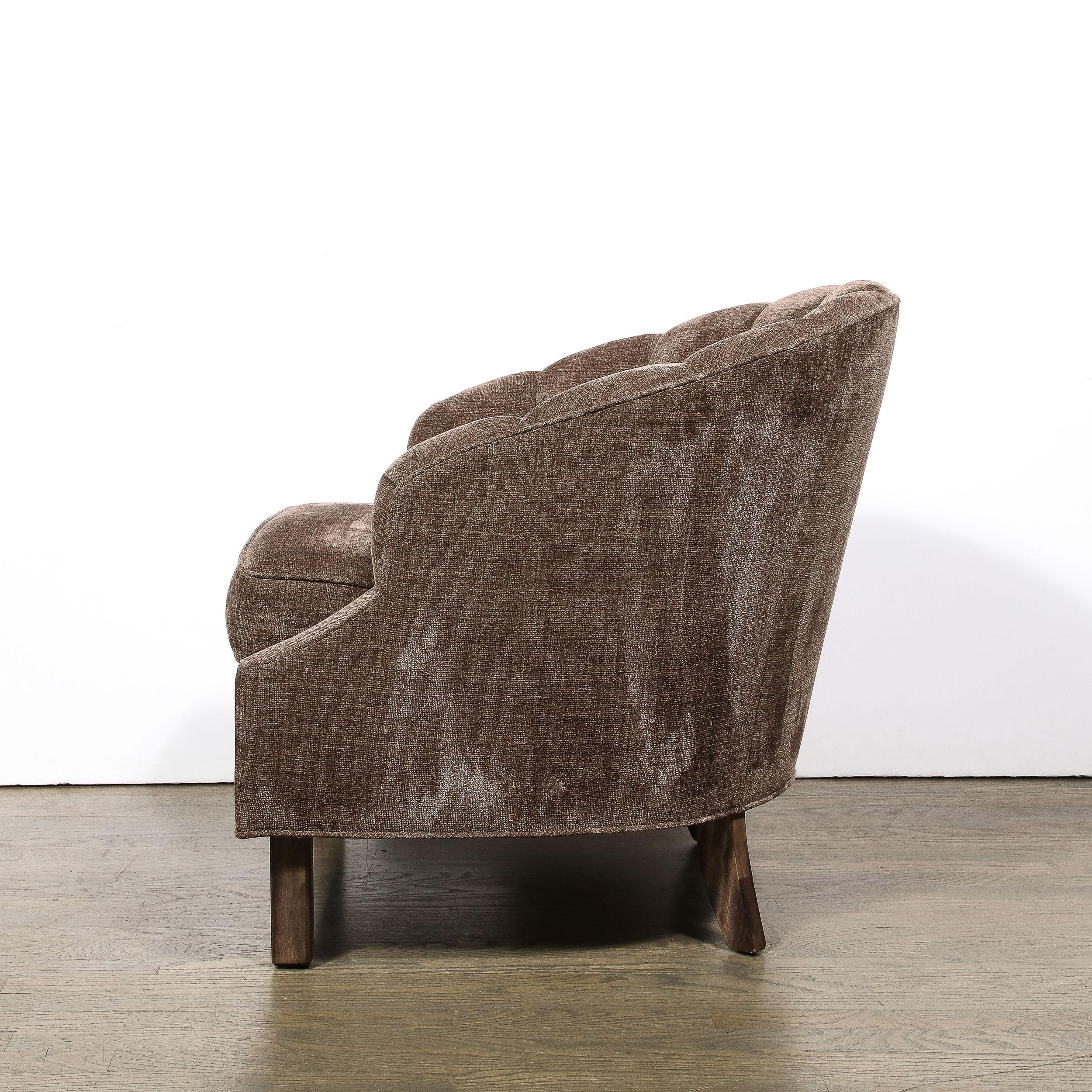 Mid-Century Modernistische Loungesessel mit getufteter Rückenlehne und Amethystpolsterung im Zustand „Hervorragend“ im Angebot in New York, NY
