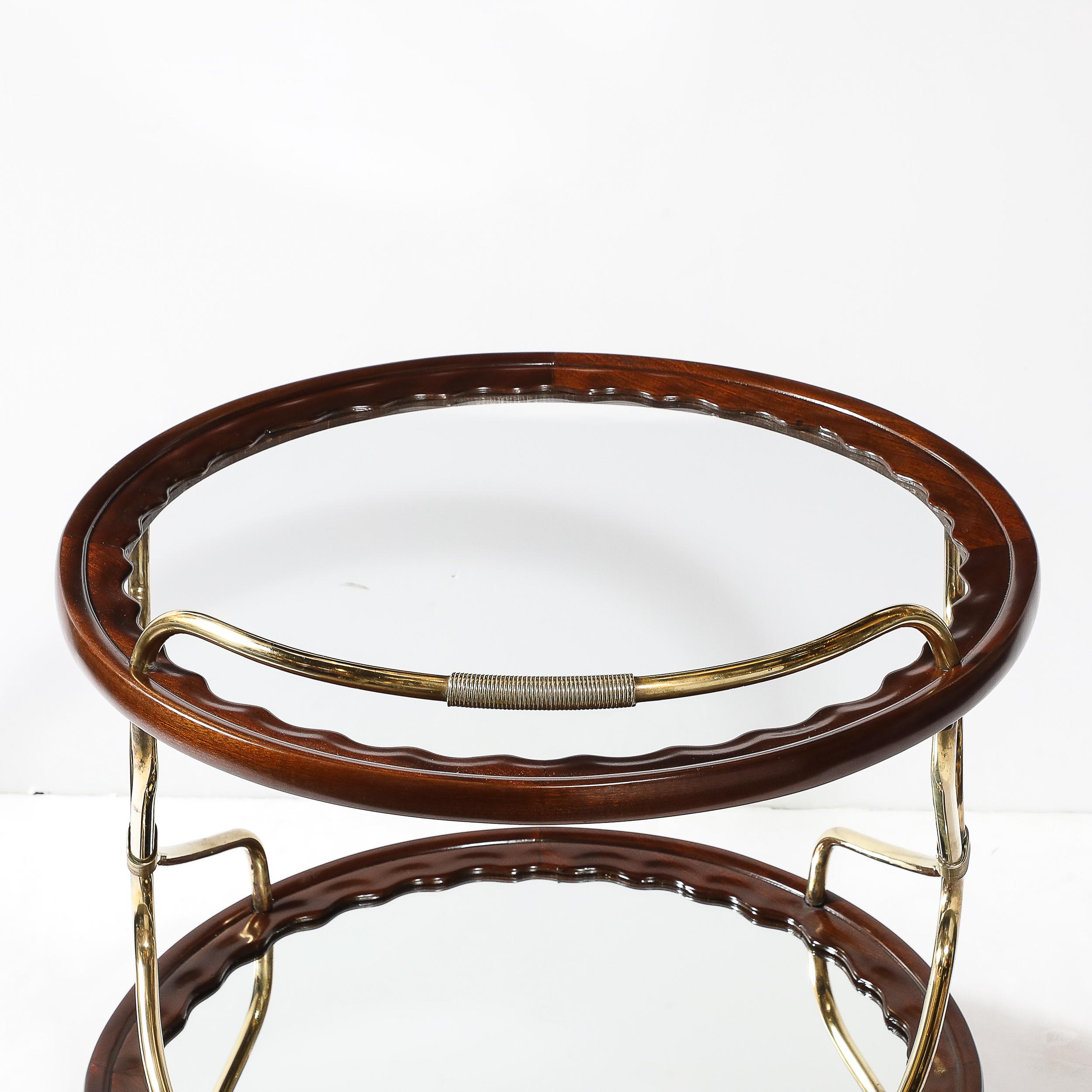 Chariot de service à deux étages en noyer, laiton poli et verre, moderniste du milieu du siècle en vente 6