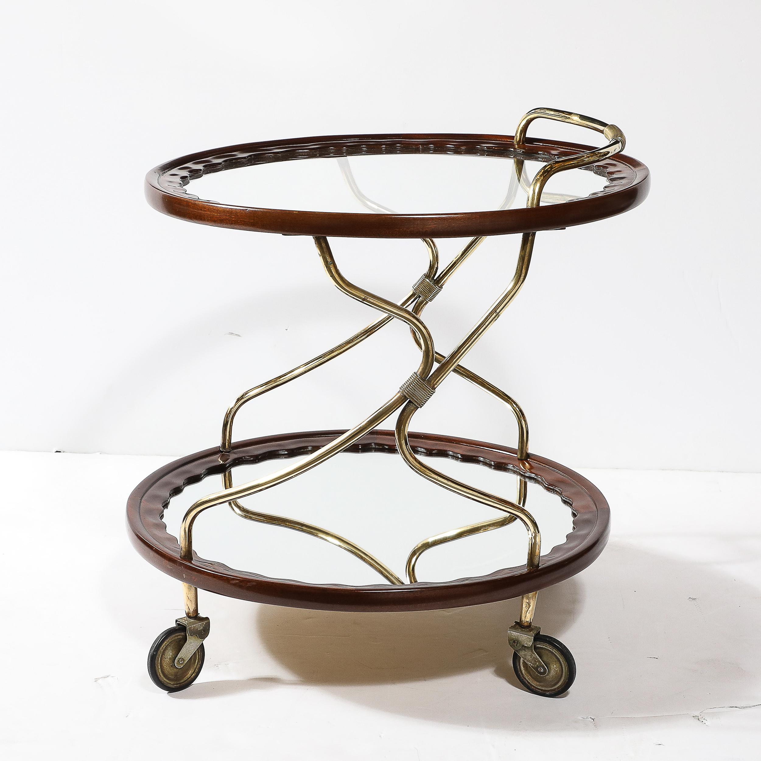 Ce chariot de service sophistiqué de style moderniste du milieu du siècle offre une combinaison d'élégance et de design fonctionnel, reflétant l'art de l'artisanat italien des années 1950. Le chariot présente un design à deux niveaux, avec une