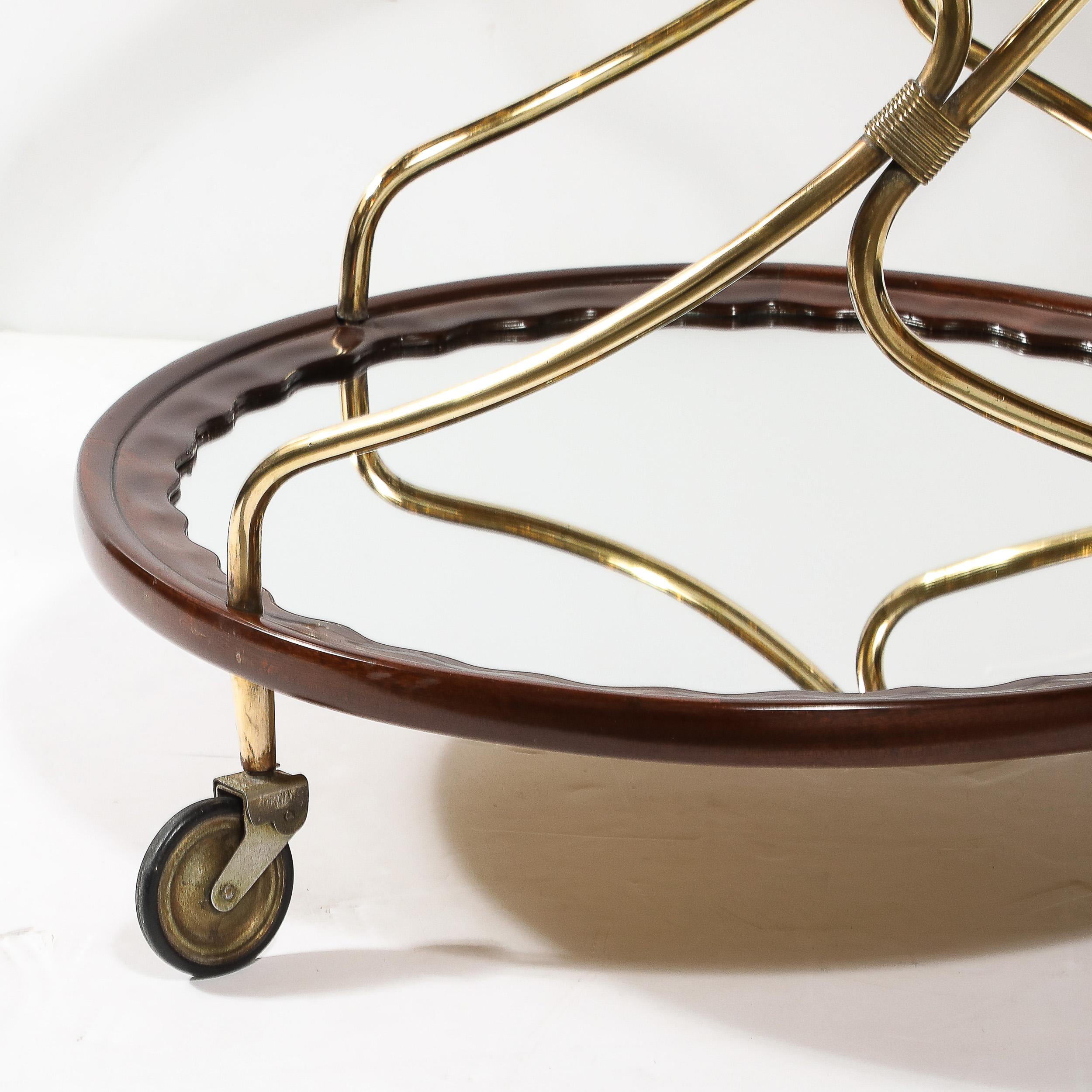 Mid-Century Modern Chariot de service à deux étages en noyer, laiton poli et verre, moderniste du milieu du siècle en vente