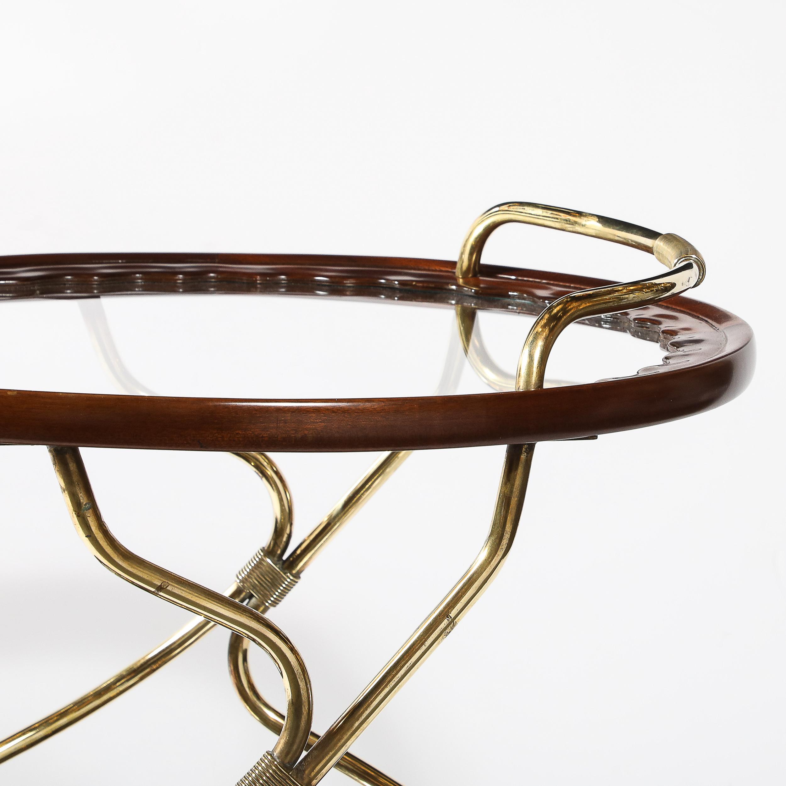 italien Chariot de service à deux étages en noyer, laiton poli et verre, moderniste du milieu du siècle en vente